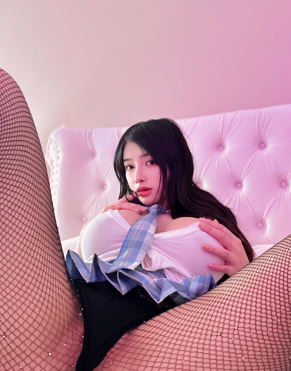 Chicks Spreading It 41