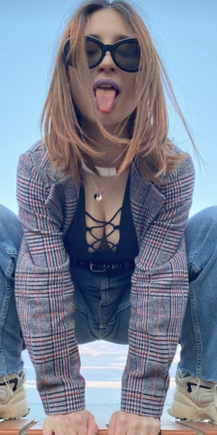 Chicks Spreading It 42