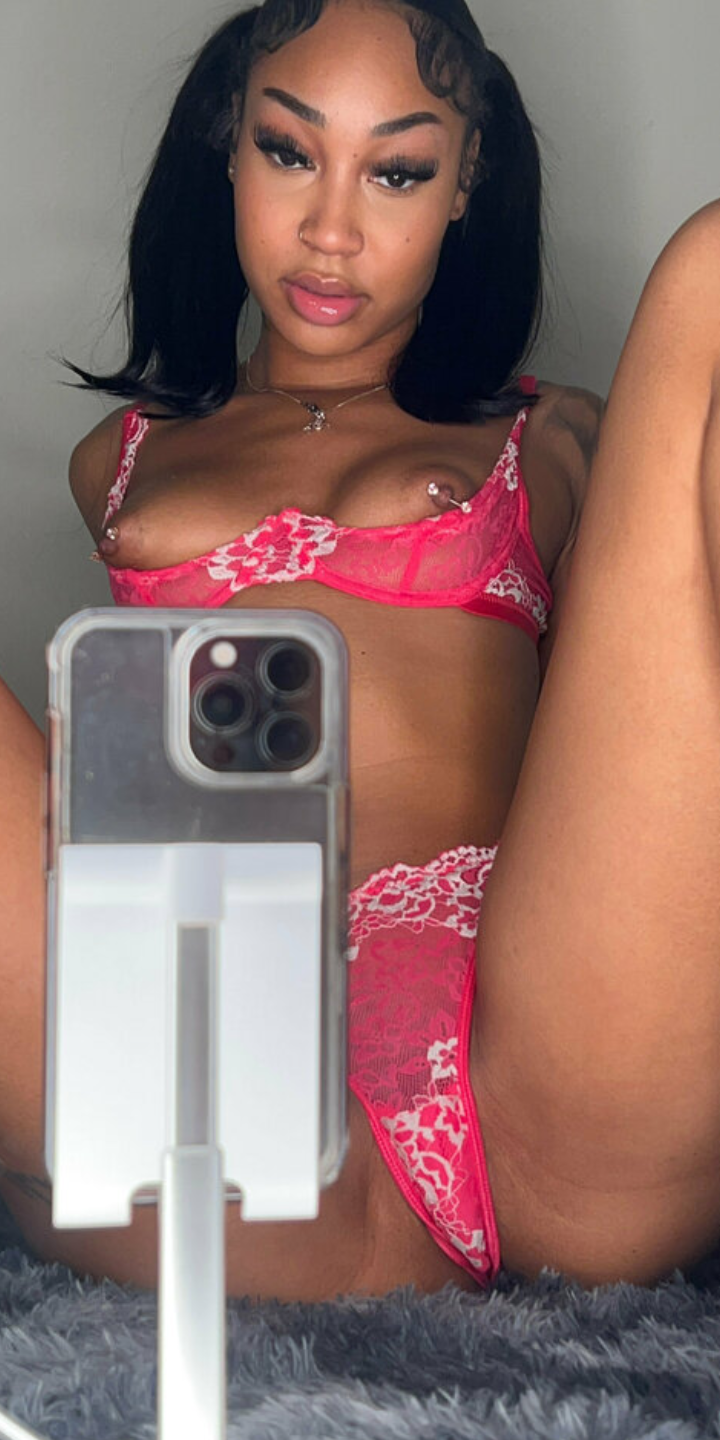 Chicks Spreading It 43