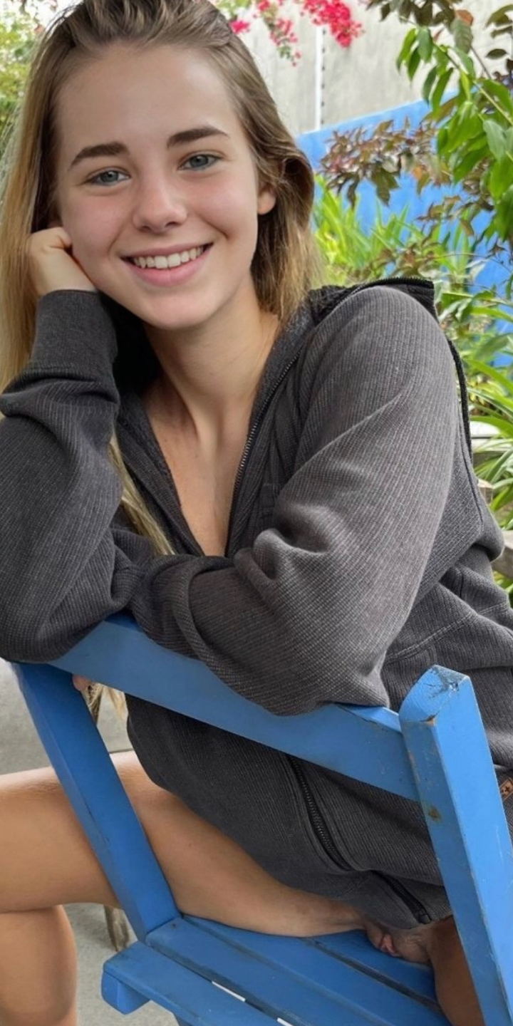 Chicks Spreading It 44