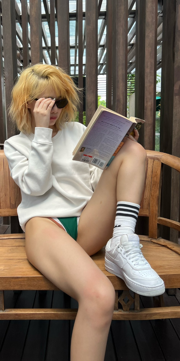 Chicks Spreading It 44