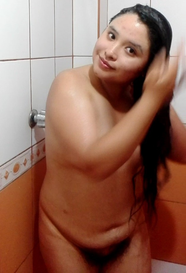 Putita bañandose enseñando su rico culo y hermosas piernas