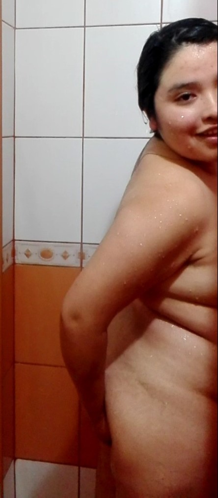 Putita bañandose enseñando su rico culo y hermosas piernas