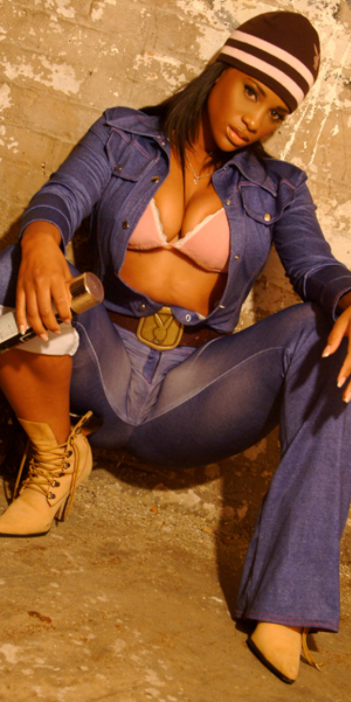 Chicks Spreading It 45