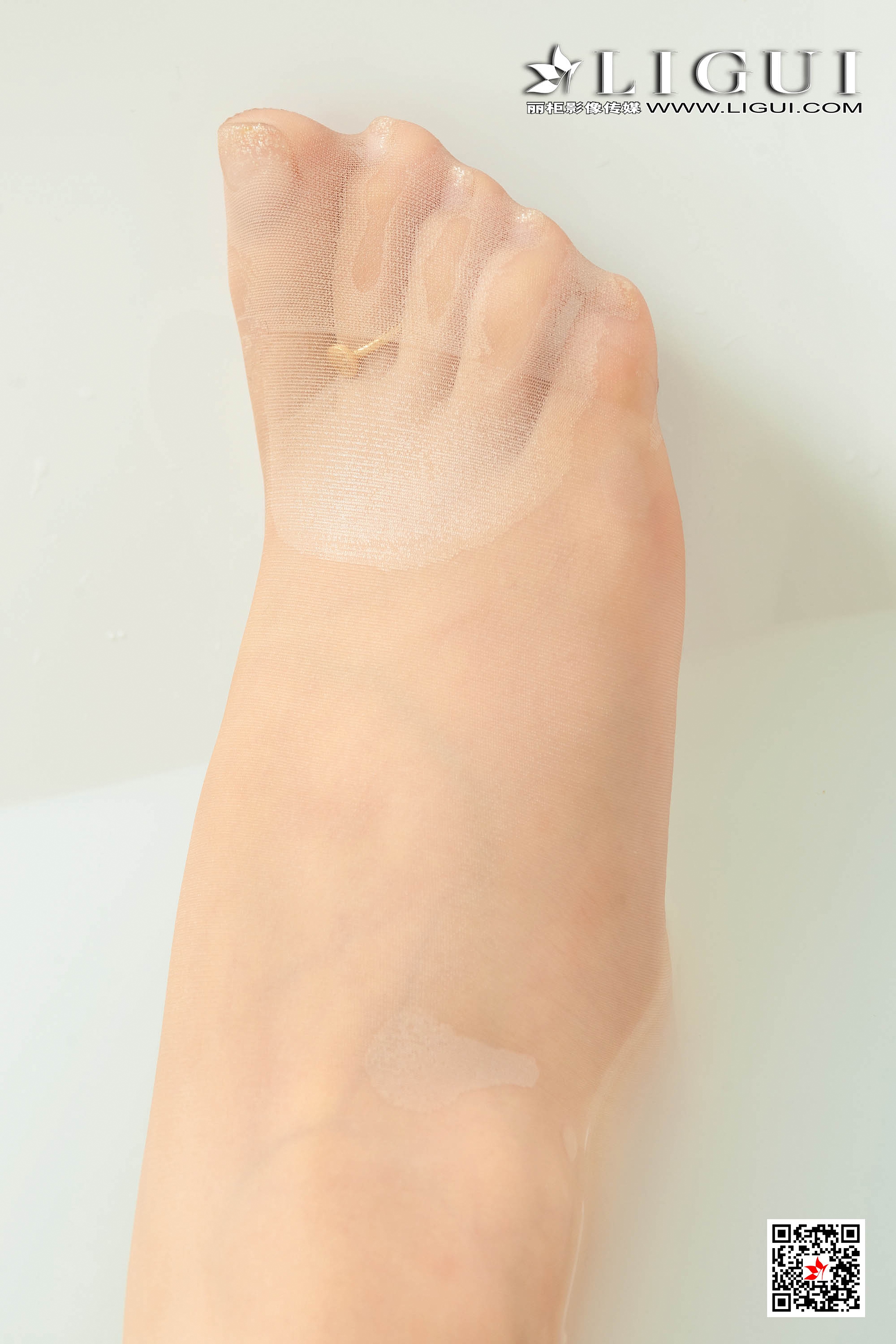 pretty lady dirty feet 128