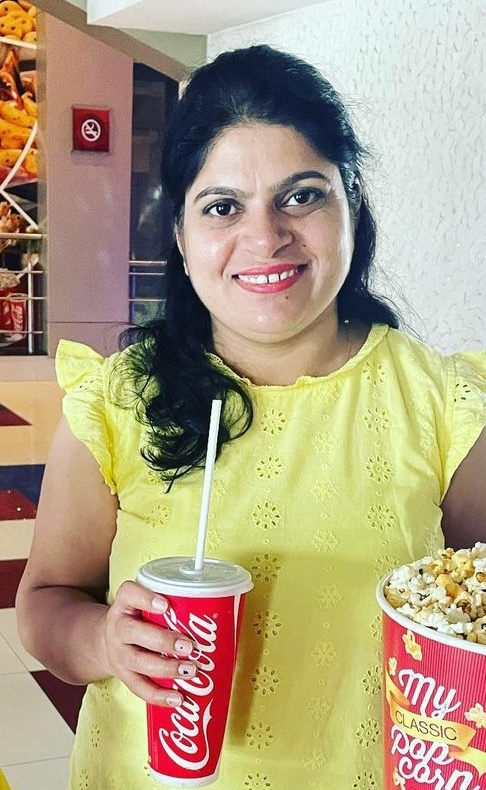 Radha Nagpal Bhabhi Showing her big boobs