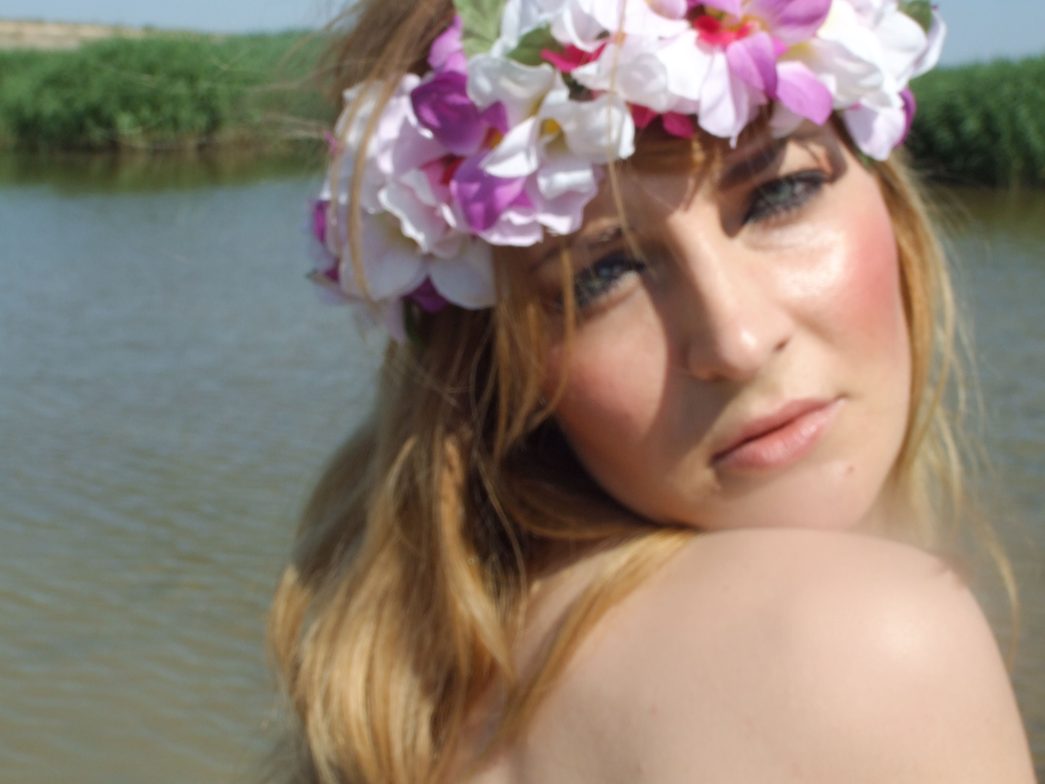 Blonde wannabe model