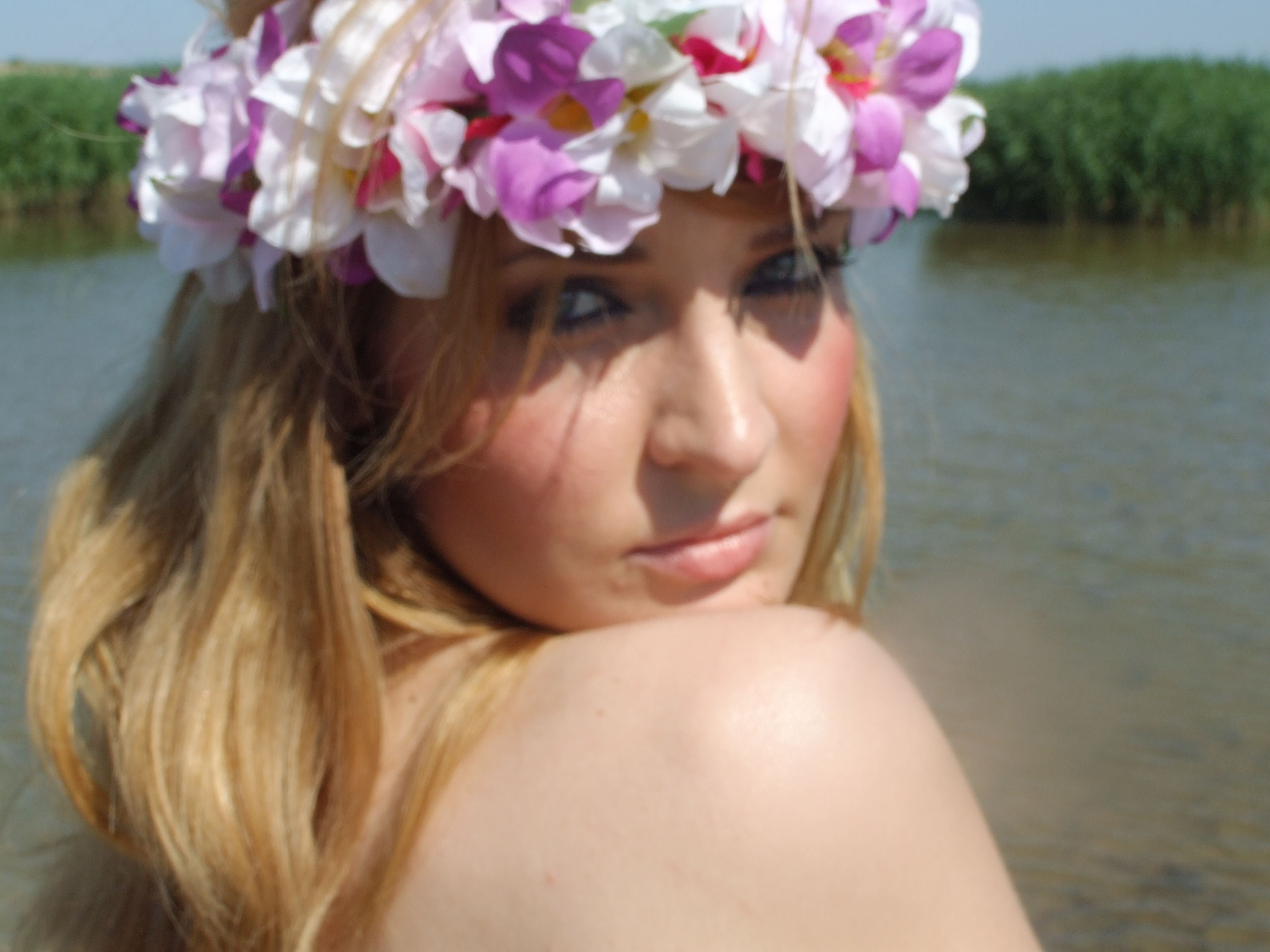 Blonde wannabe model