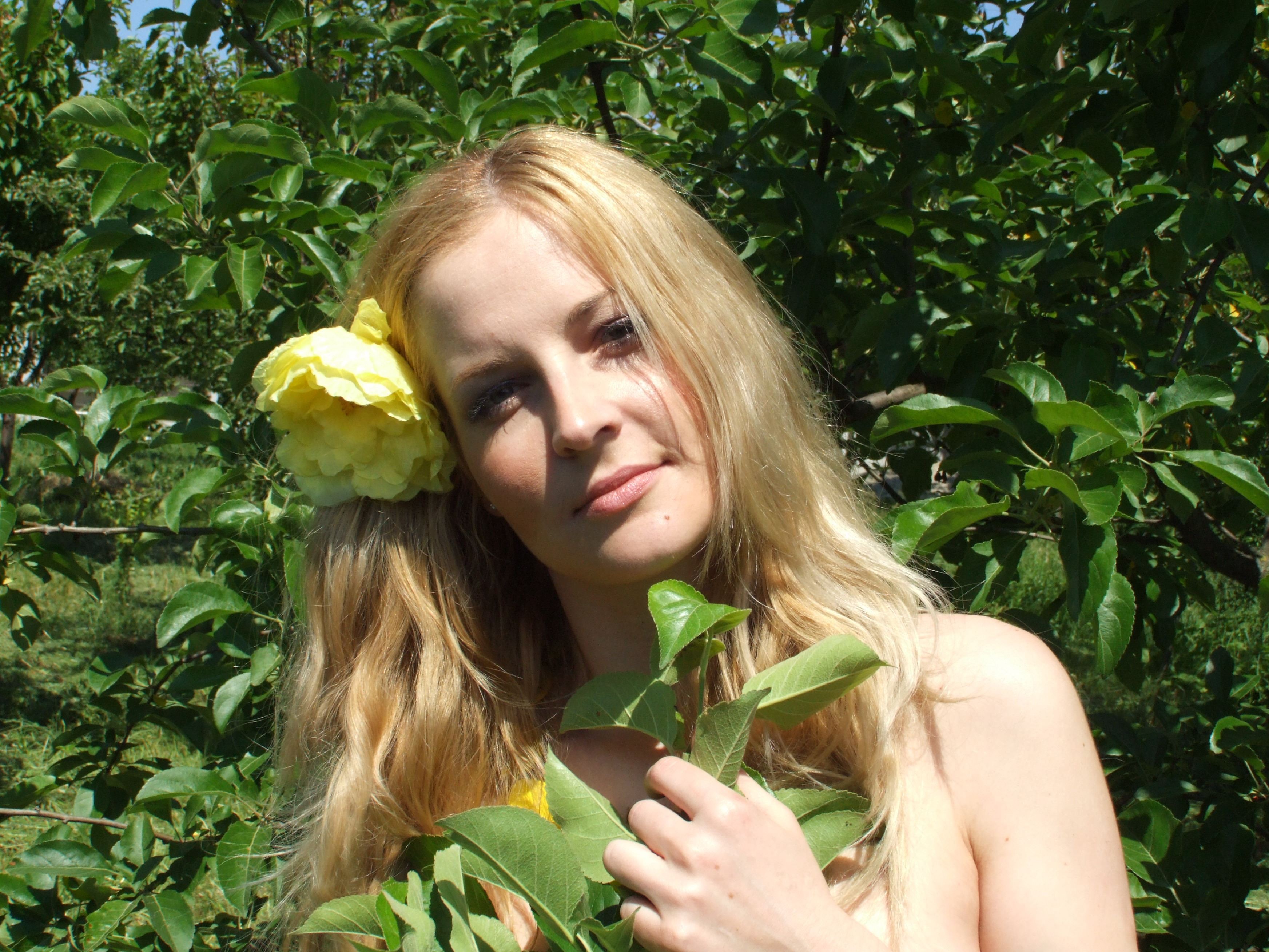 Blonde wannabe model