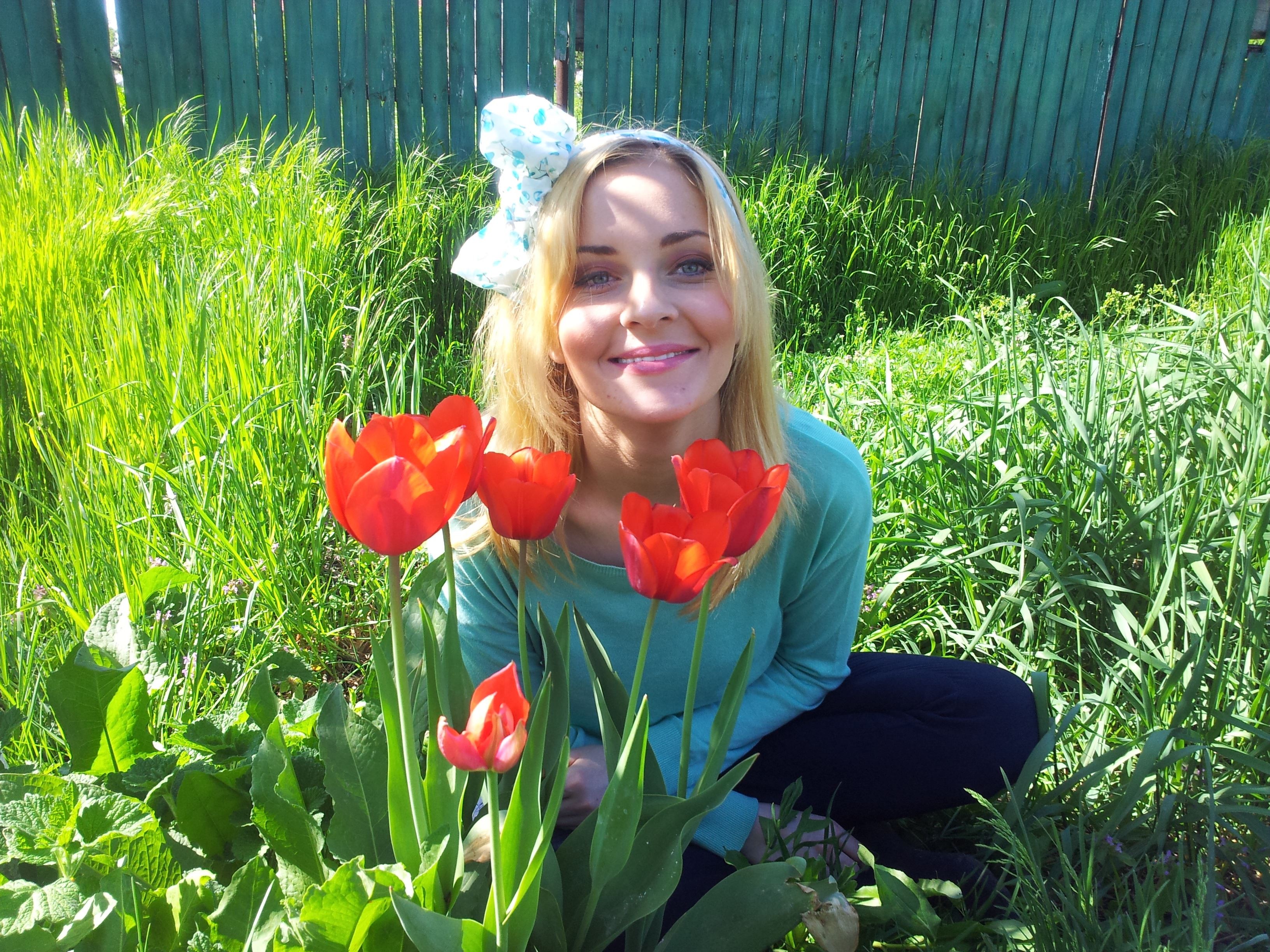 Blonde wannabe model