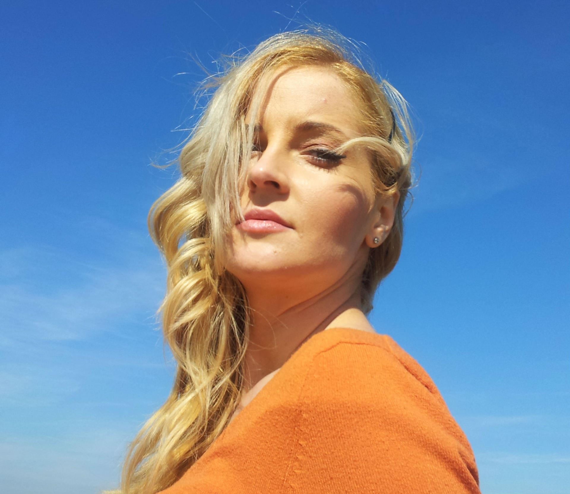 Blonde wannabe model