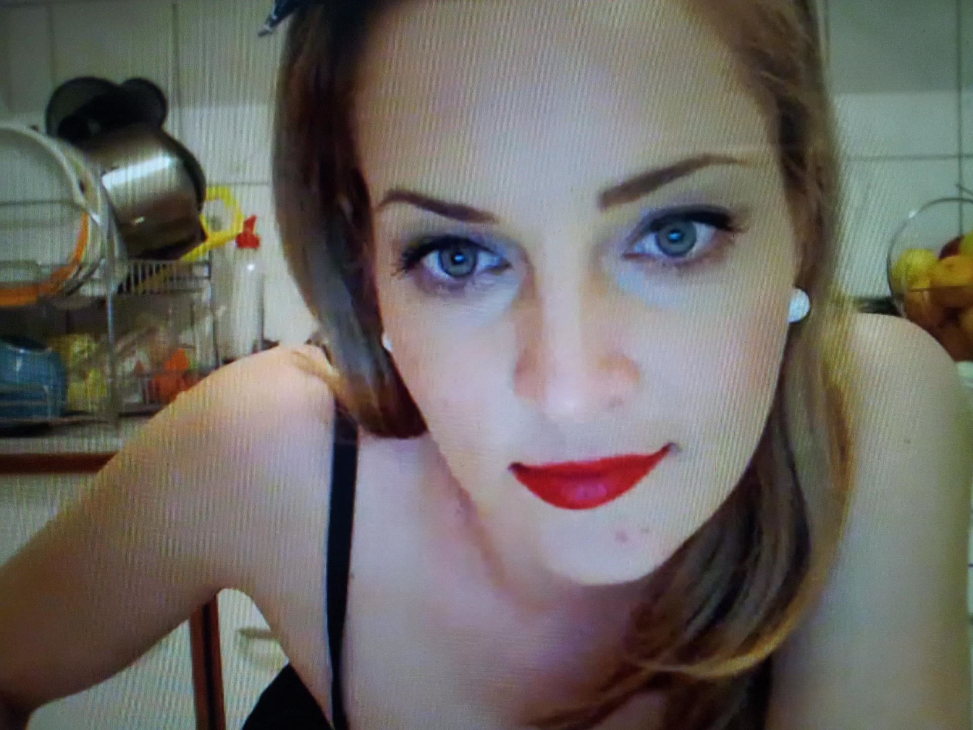 Blonde wannabe model