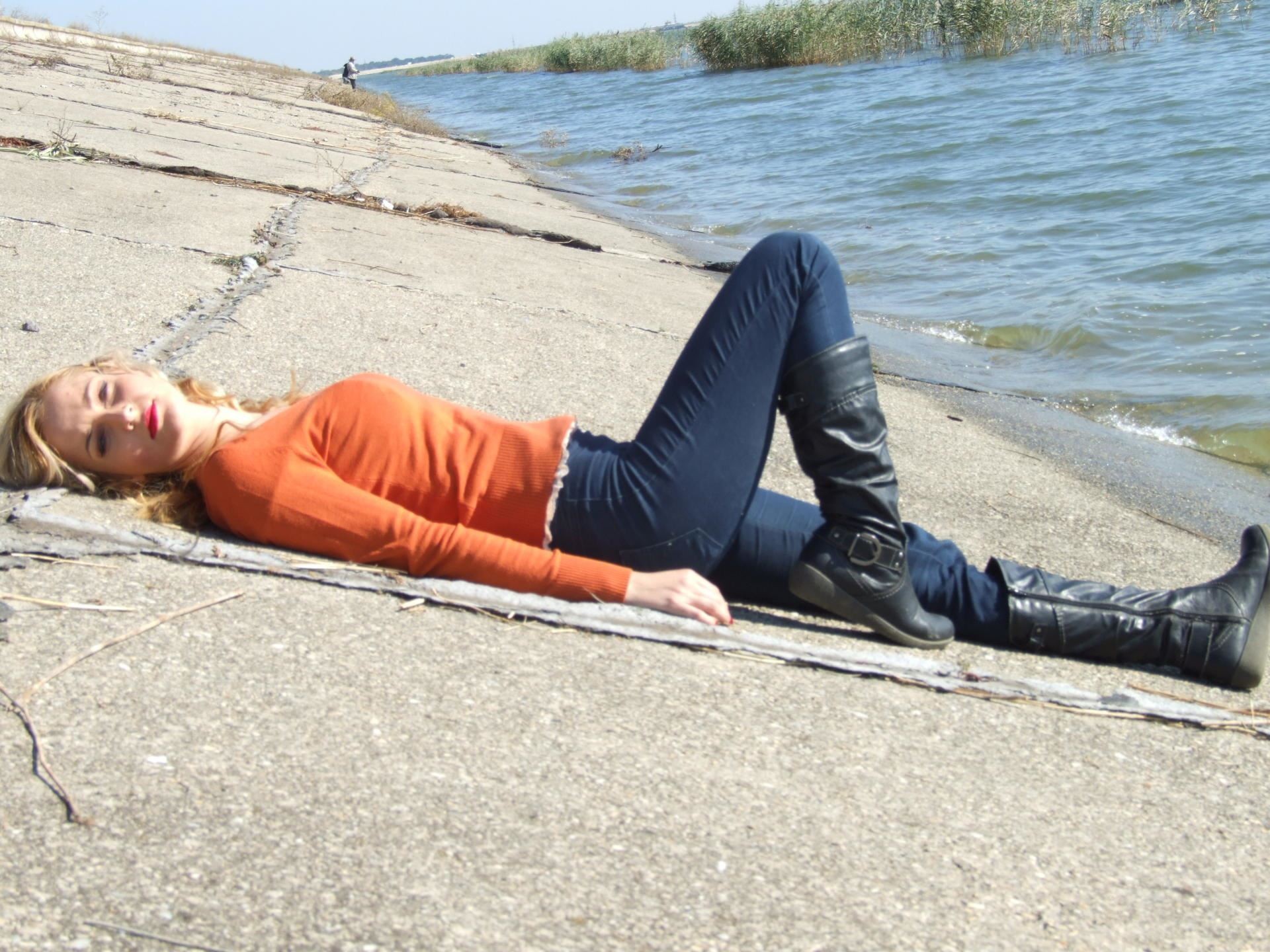 Blonde wannabe model