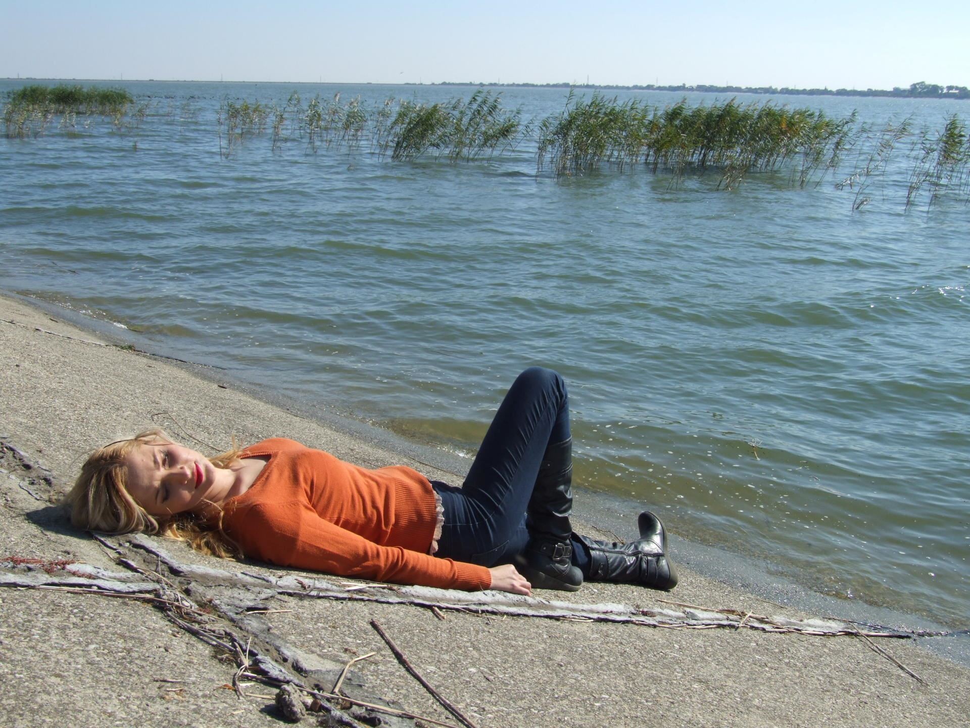 Blonde wannabe model