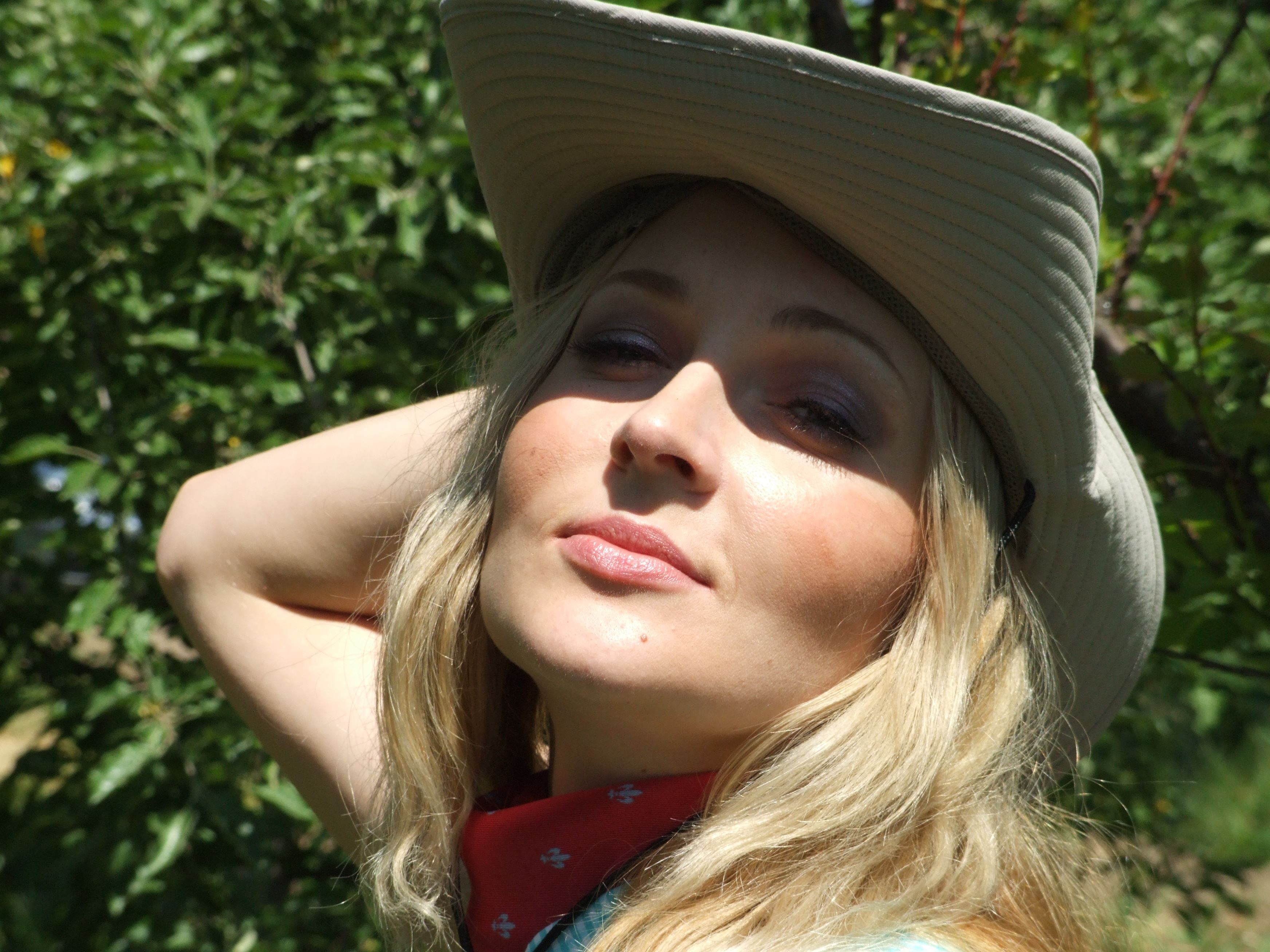 Blonde wannabe model