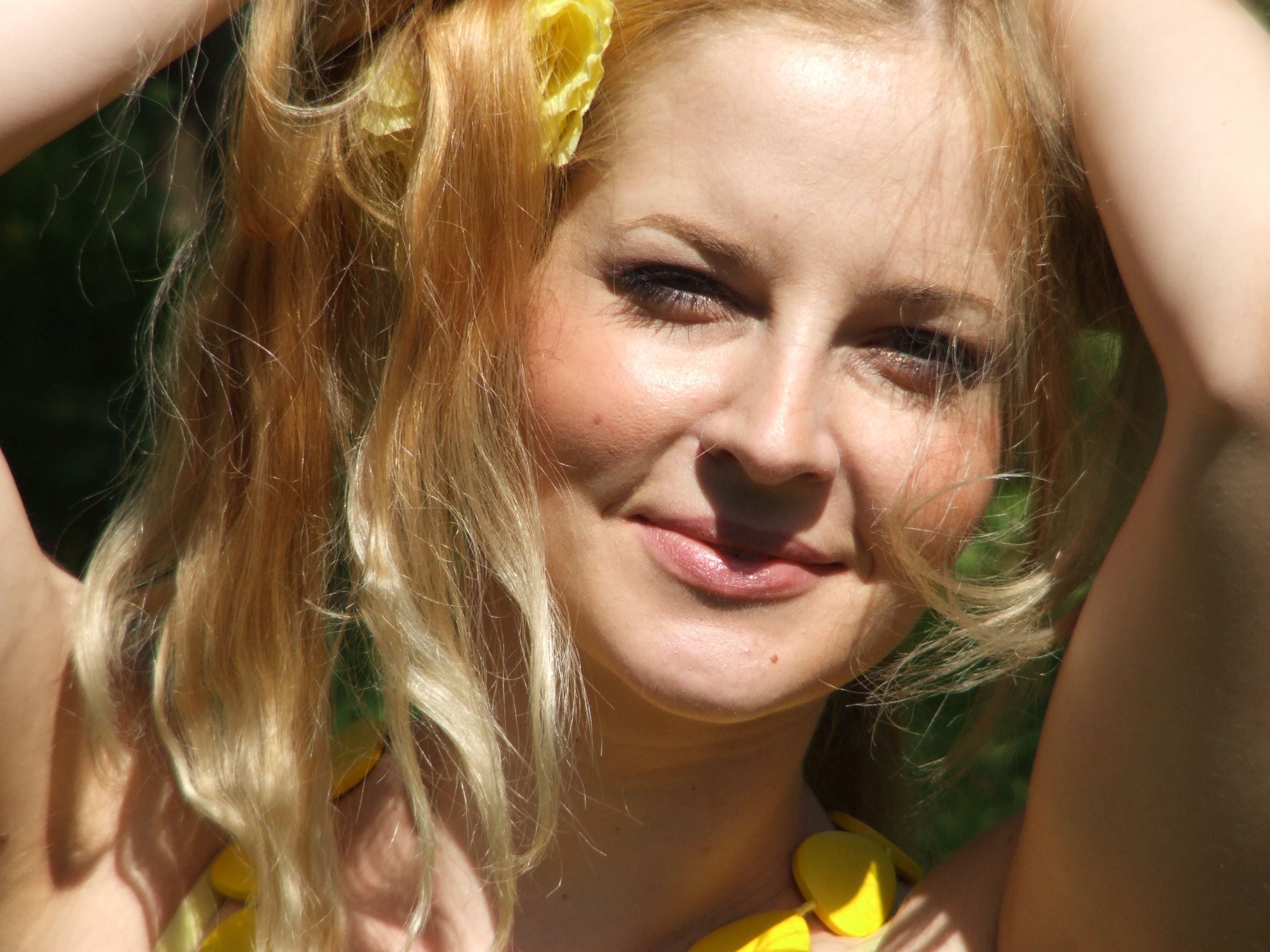 Blonde wannabe model