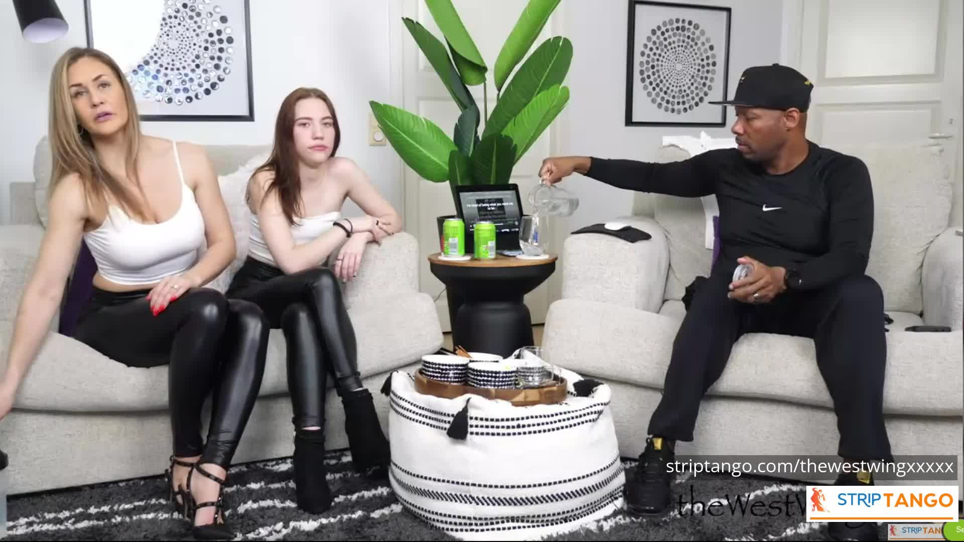 300 Pics of Big Ass, Big Tits & Hairy Pussy Striptango Camgi