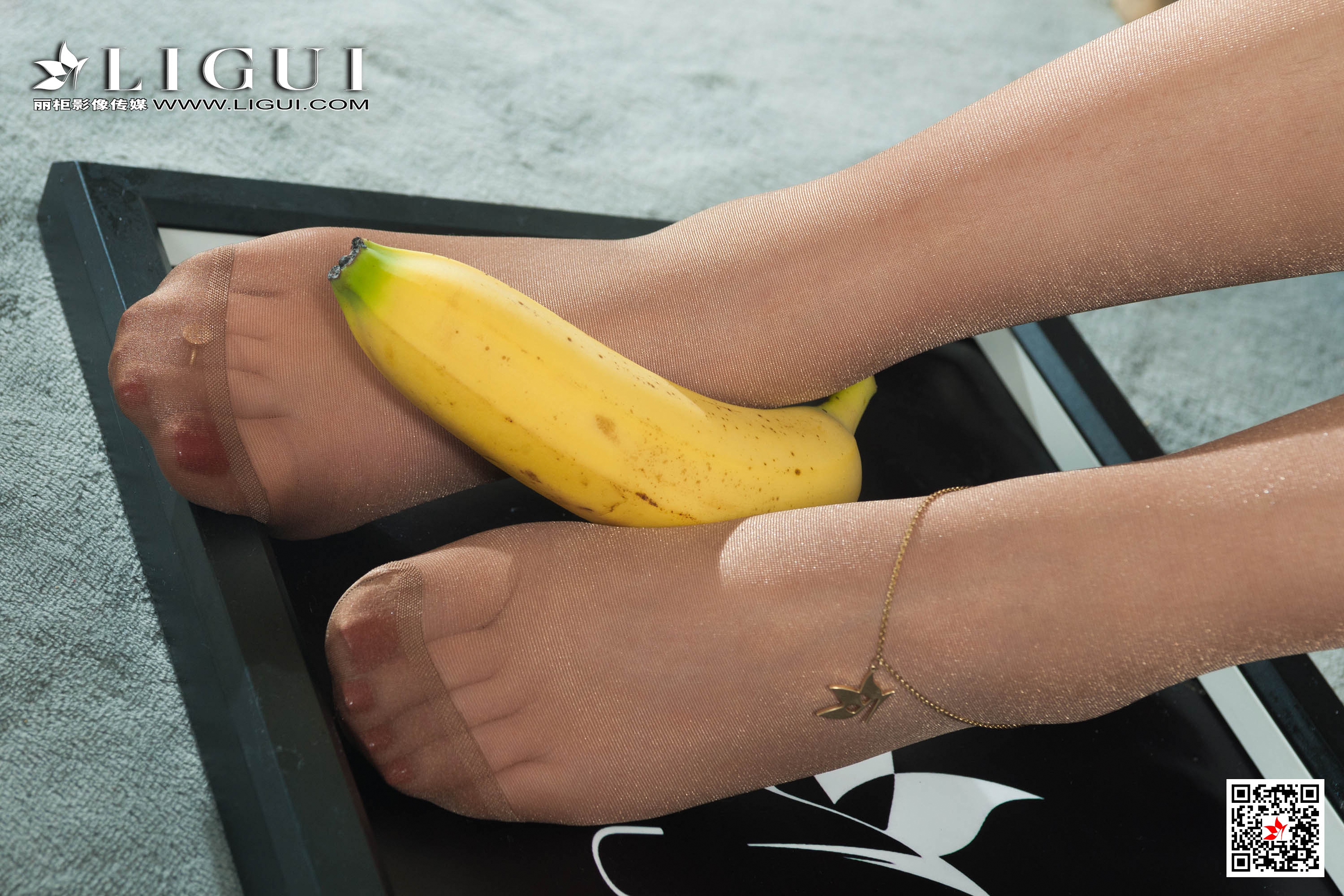 pretty lady dirty feet 137