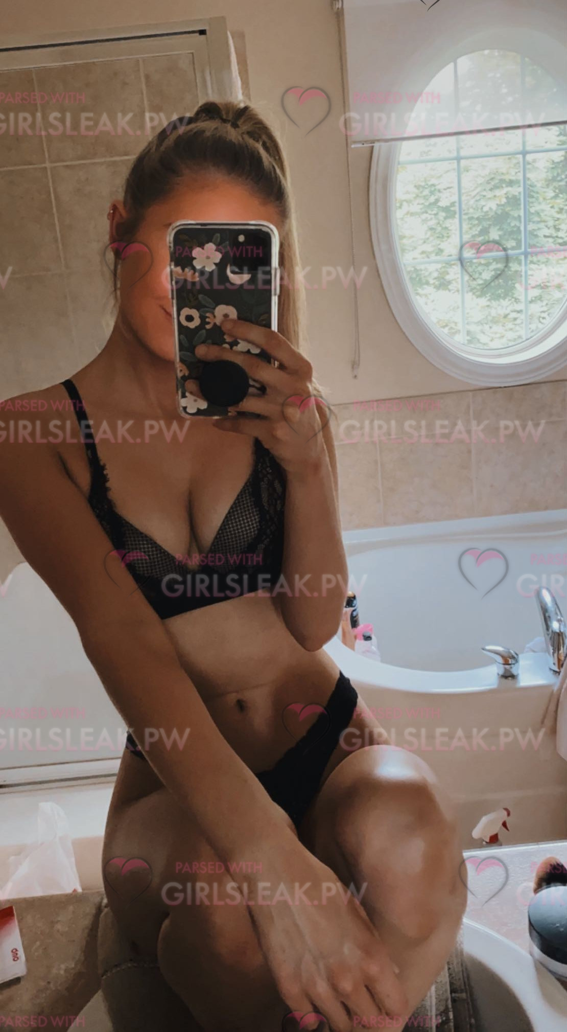 Sexy girl: Kailyn Howat