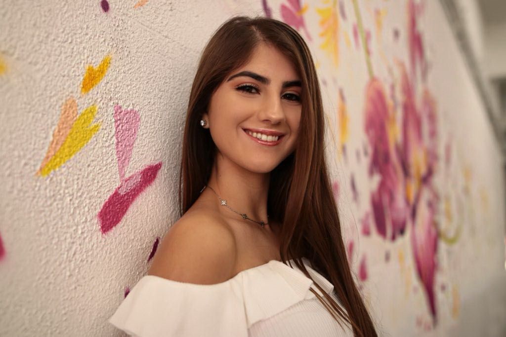 dumb "aspiring model" humiliated