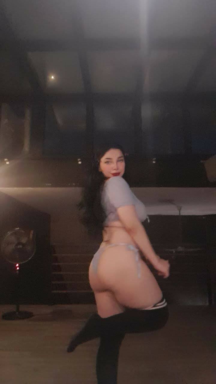 Big Ass Lady Horny Pics Sent to Lover