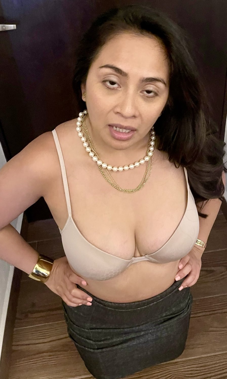 Clean Milf Sending Pics to Affair Guy