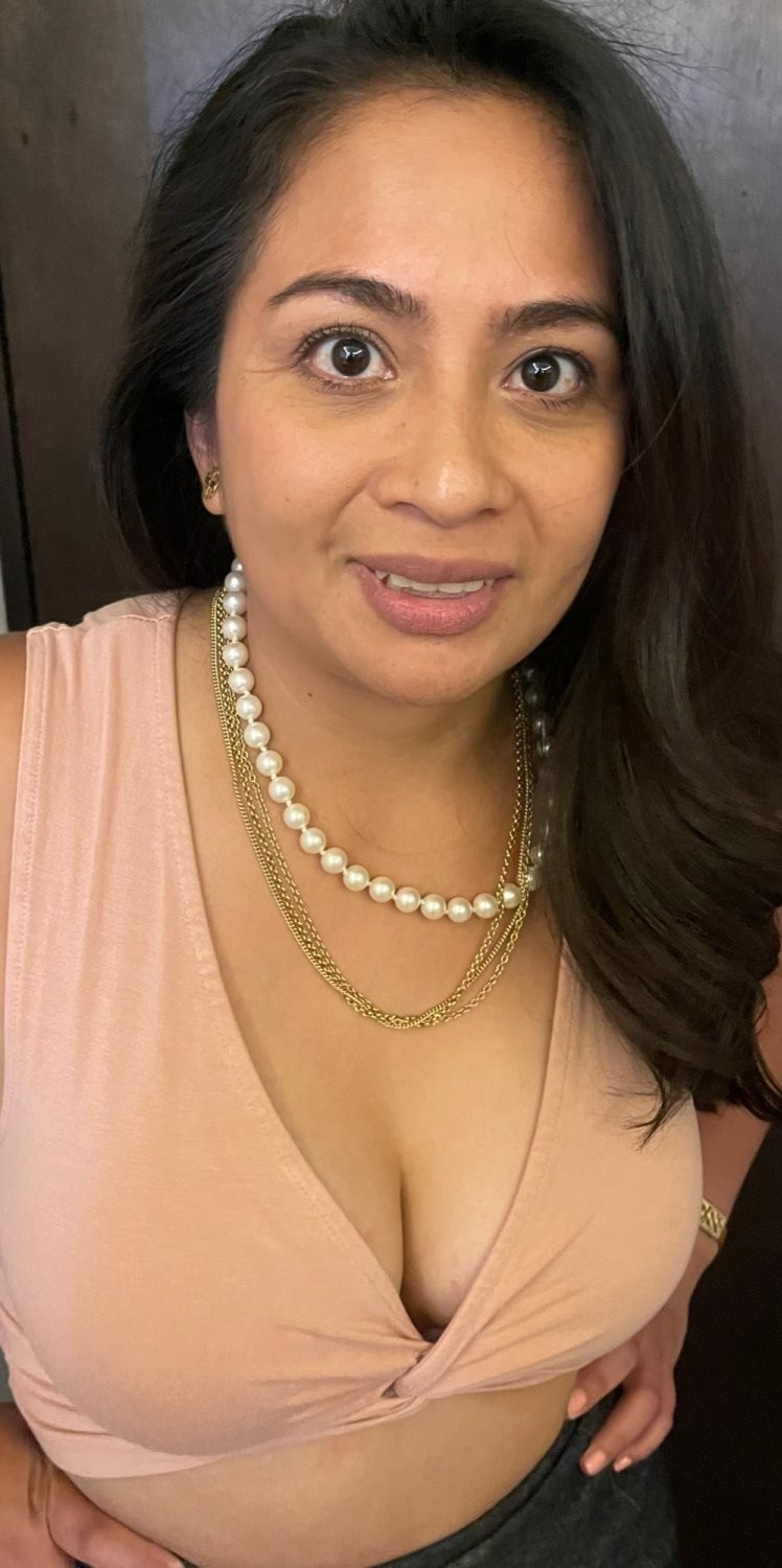 Clean Milf Sending Pics to Affair Guy