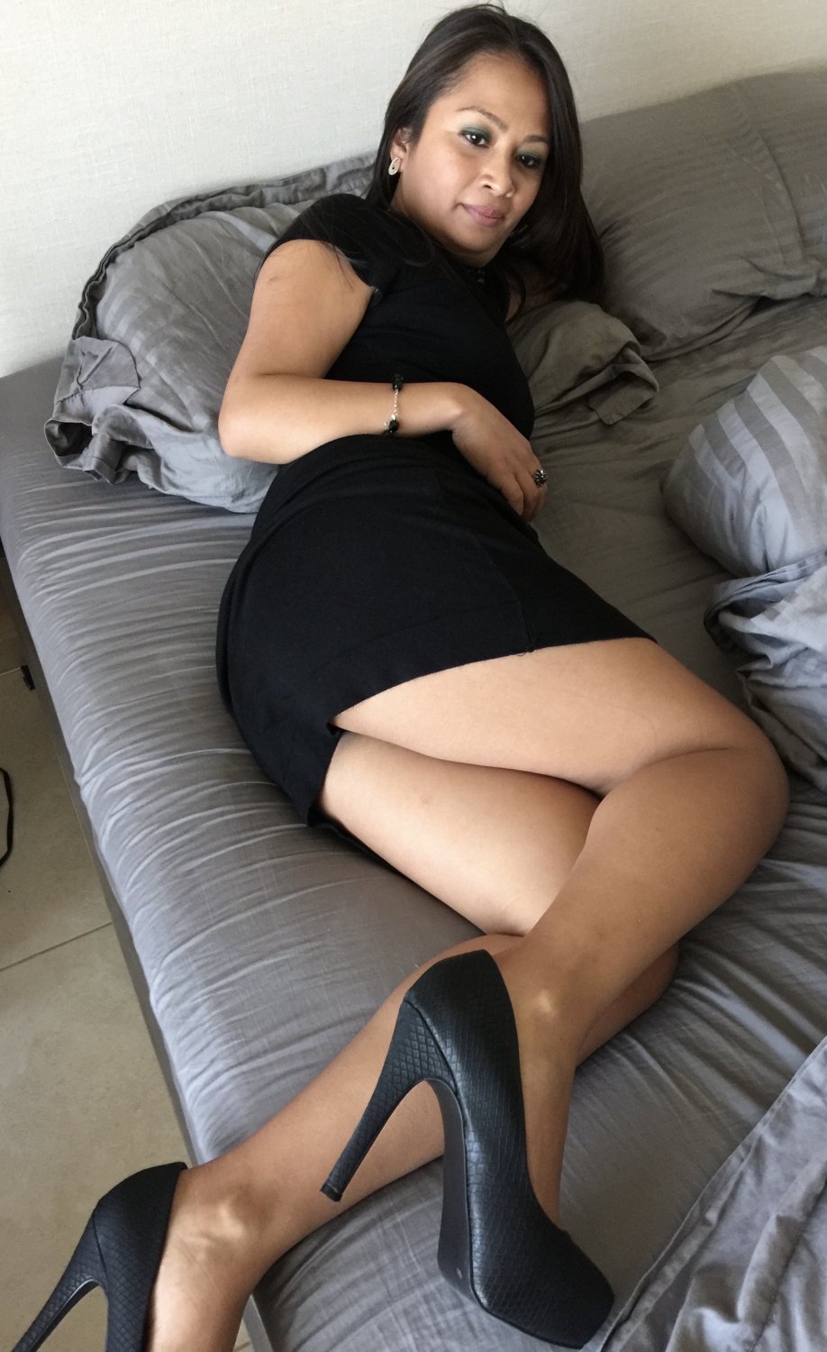 Clean Milf Sending Pics to Affair Guy