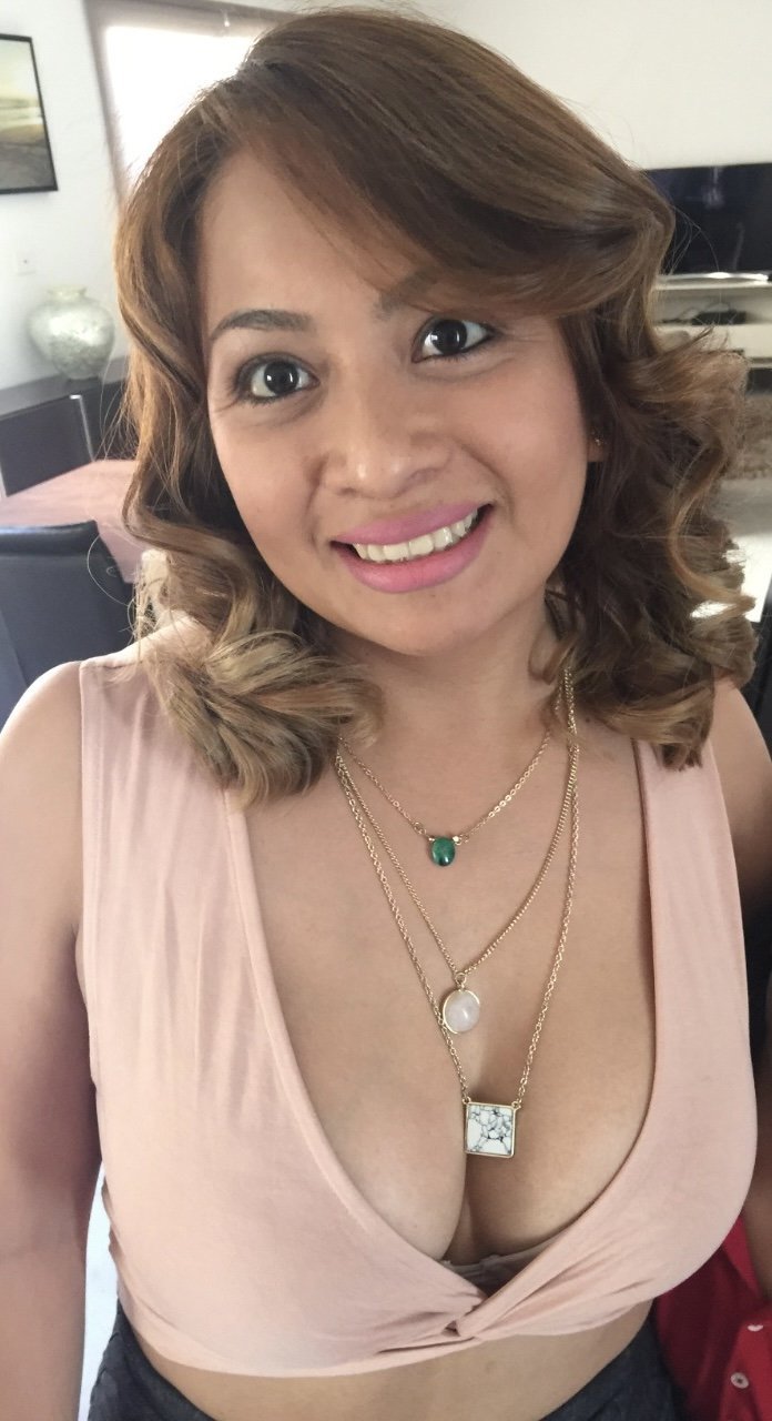 Clean Milf Sending Pics to Affair Guy