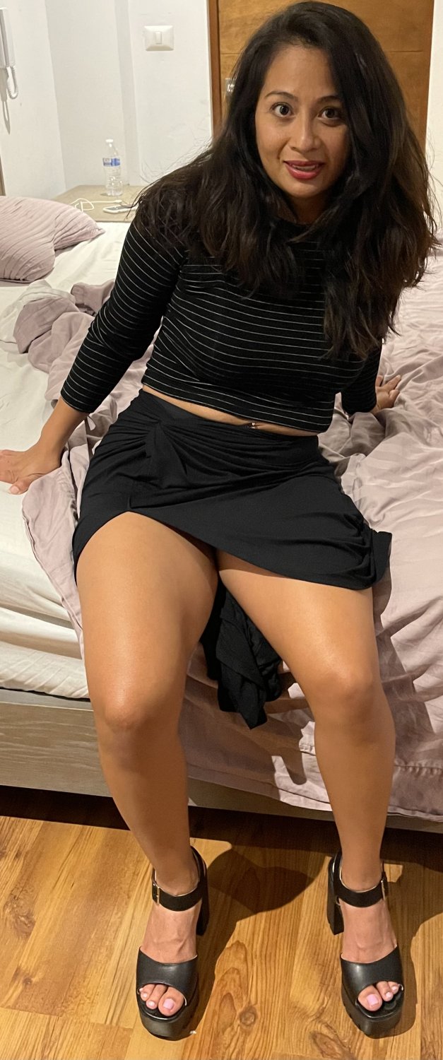 Clean Milf Sending Pics to Affair Guy