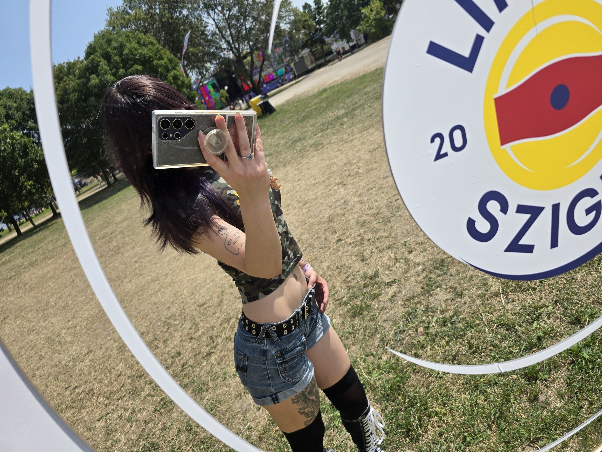 Hoe with a curvy body