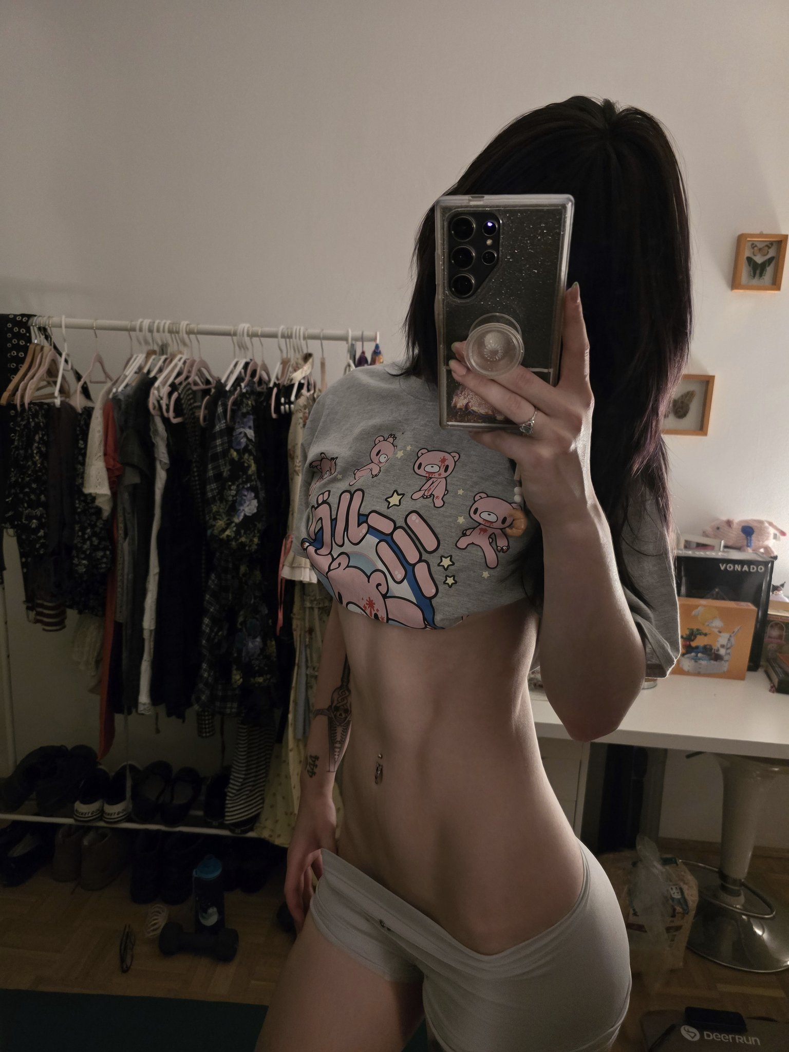 Hoe with a curvy body