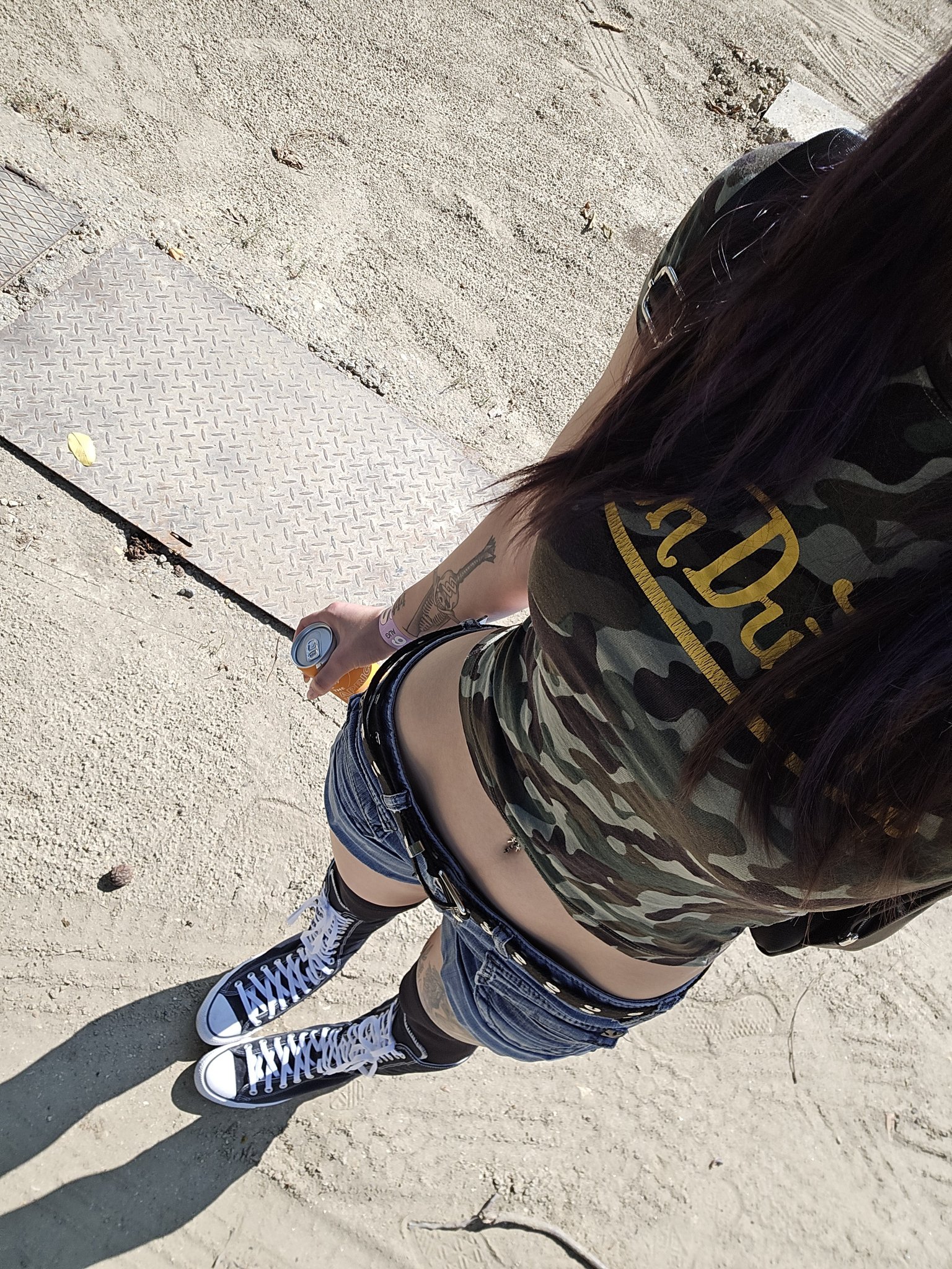 Hoe with a curvy body