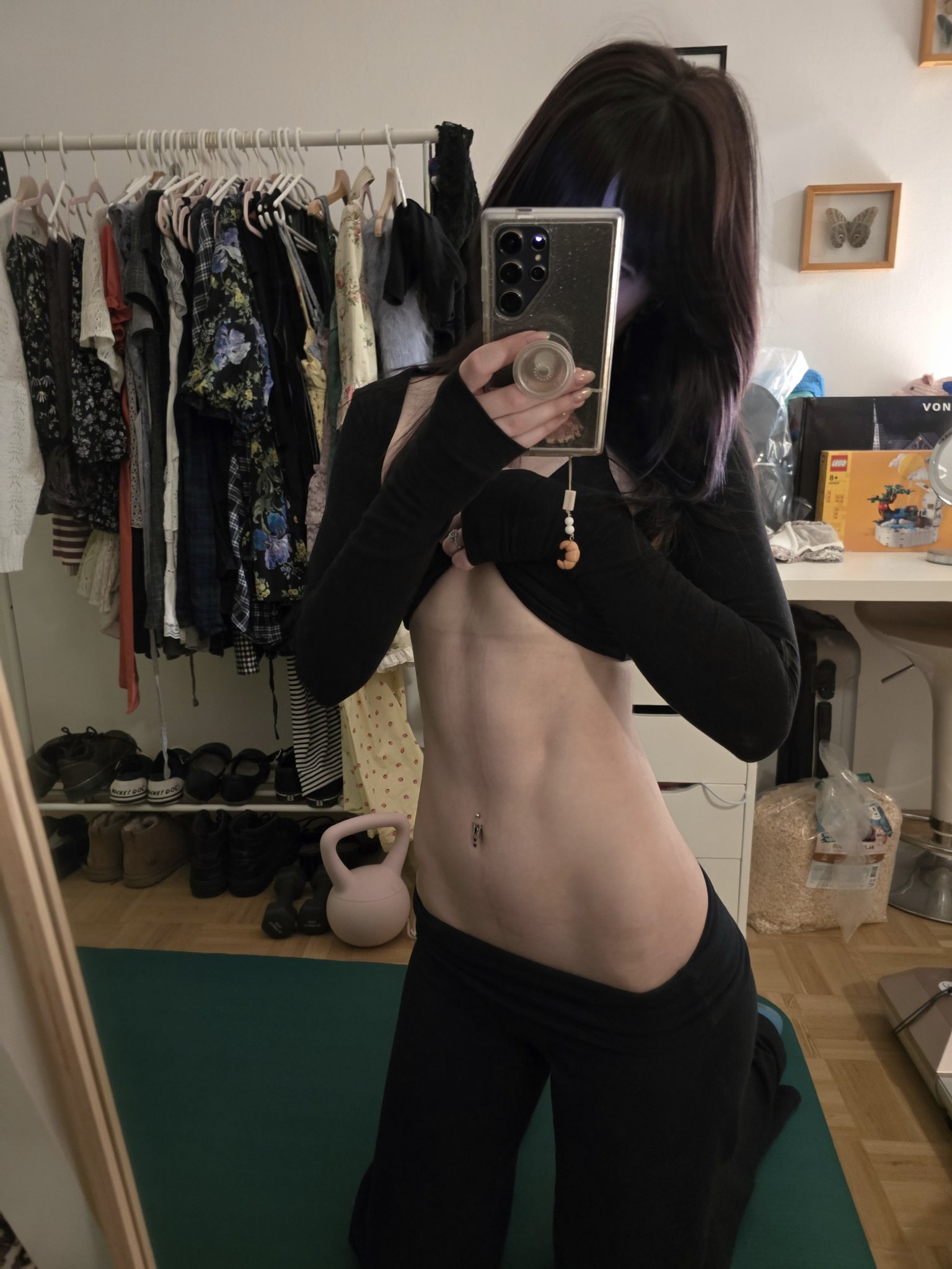 Hoe with a curvy body