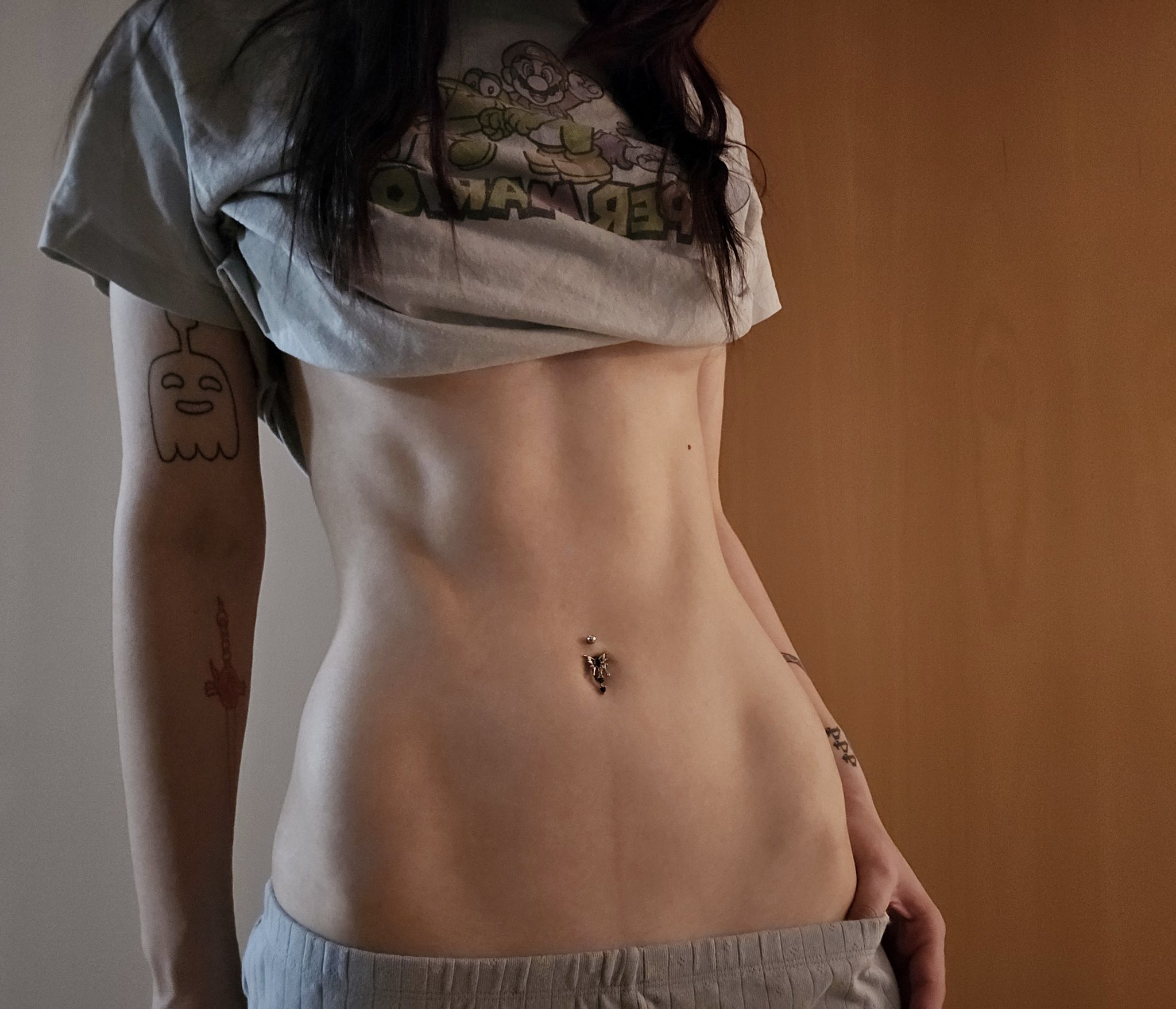 Hoe with a curvy body