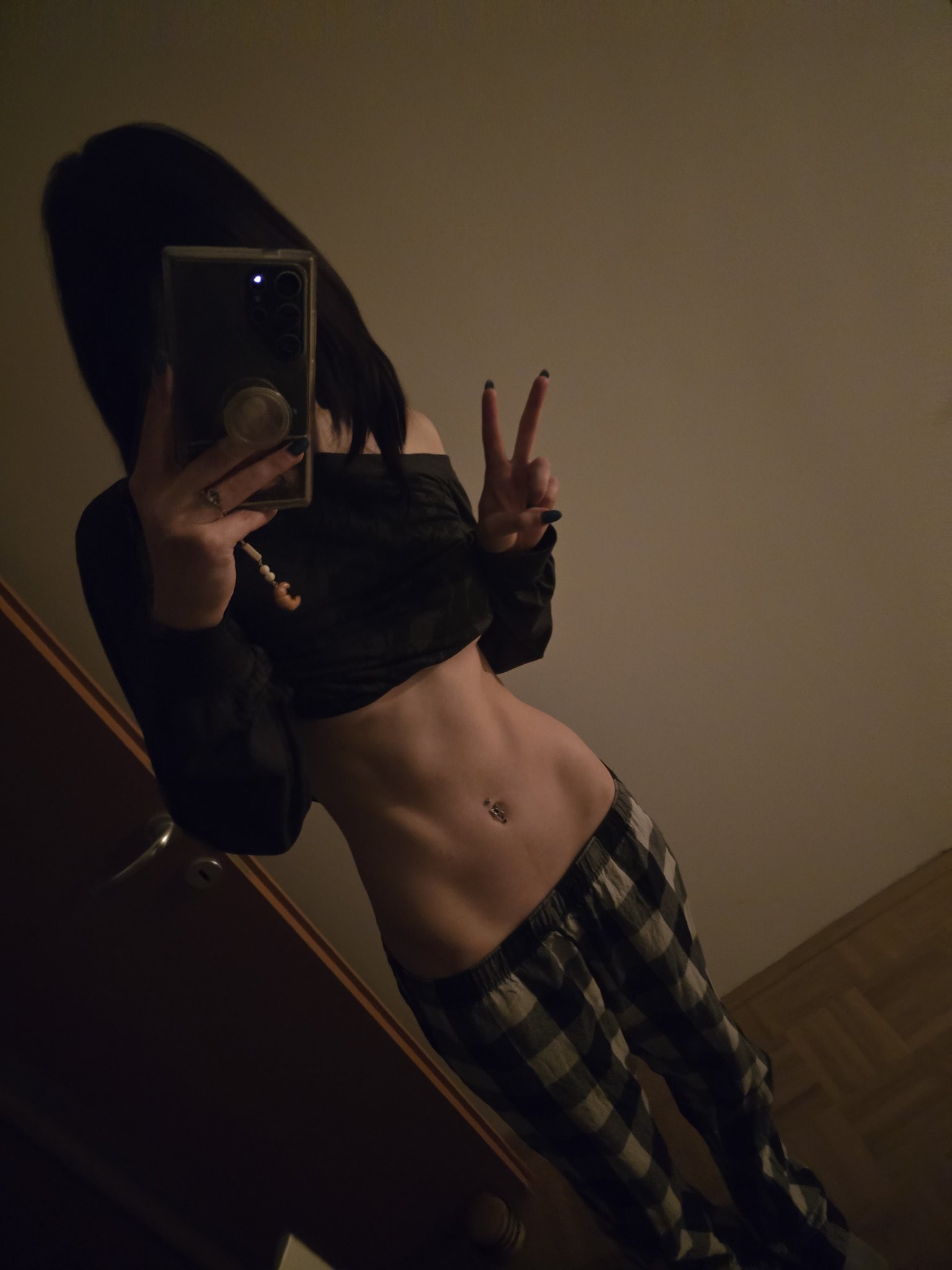 Hoe with a curvy body