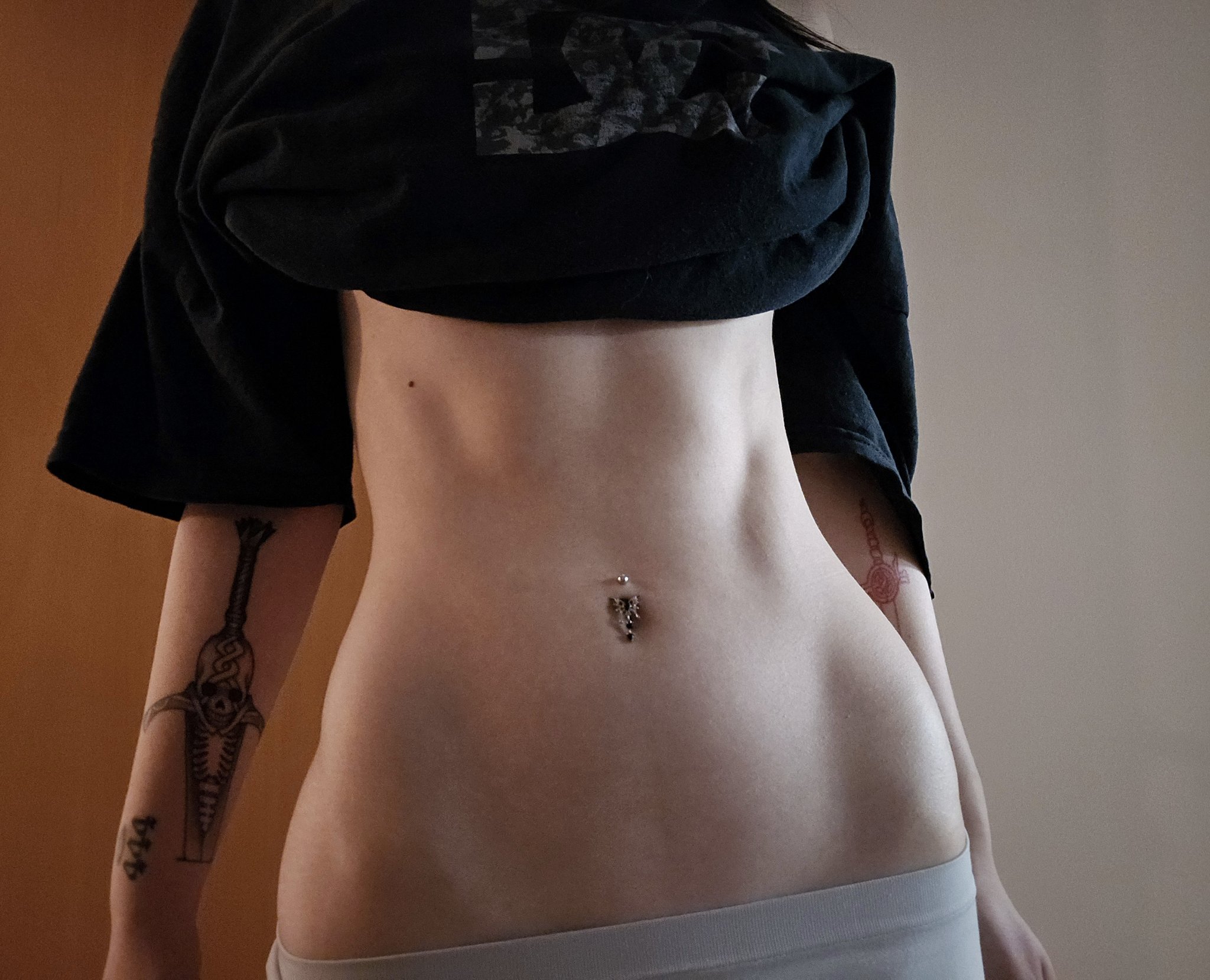 Hoe with a curvy body