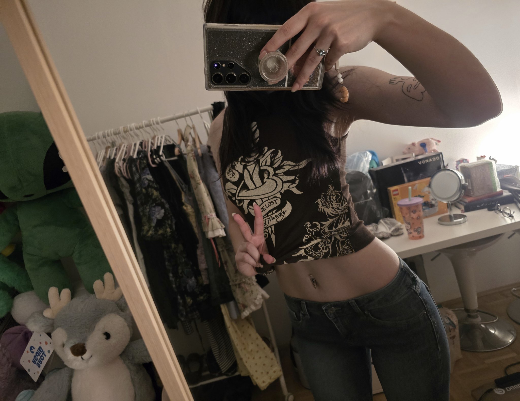 Hoe with a curvy body