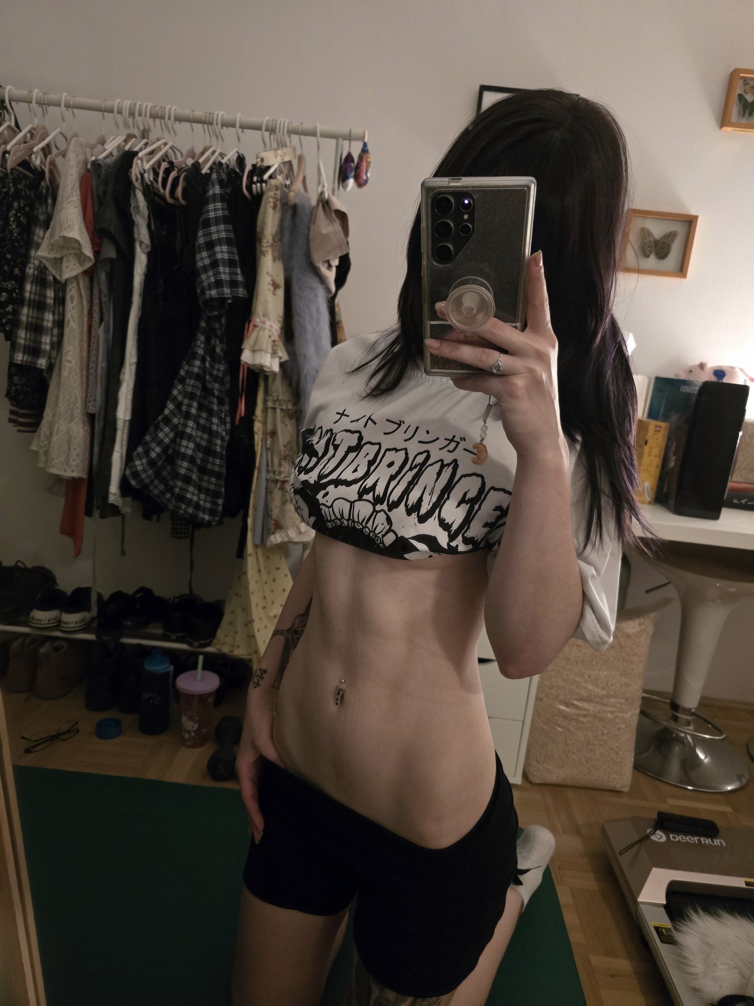 Hoe with a curvy body