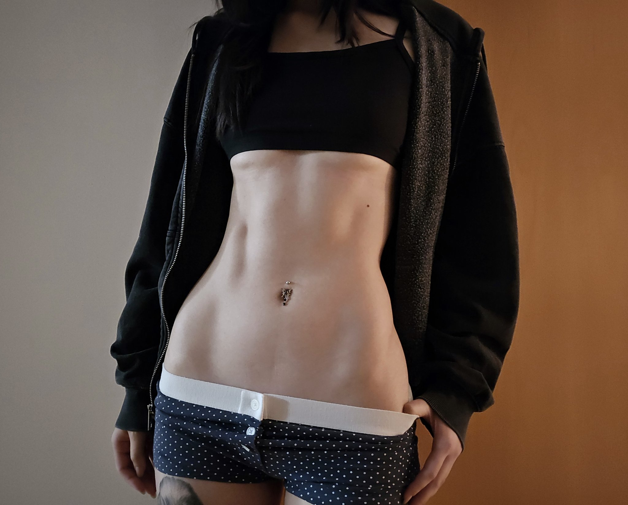 Hoe with a curvy body