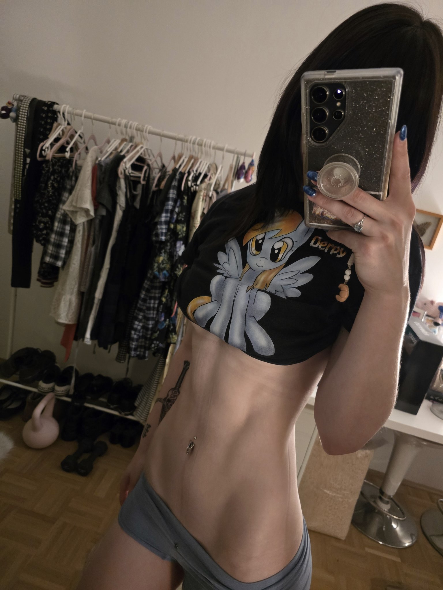 Hoe with a curvy body