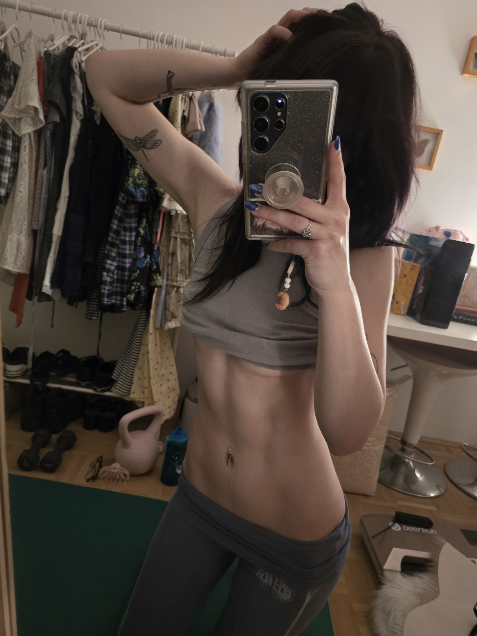 Hoe with a curvy body