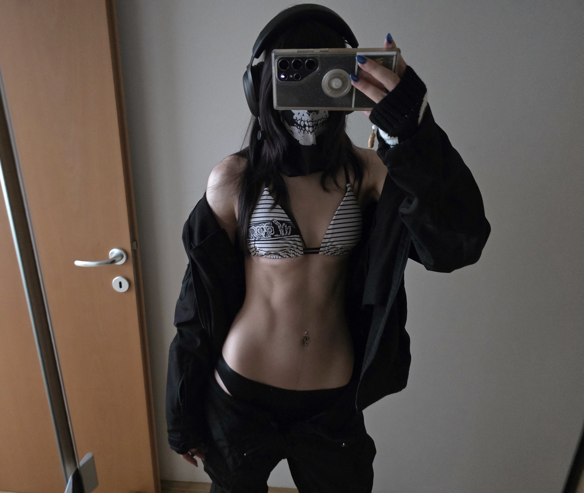 Hoe with a curvy body