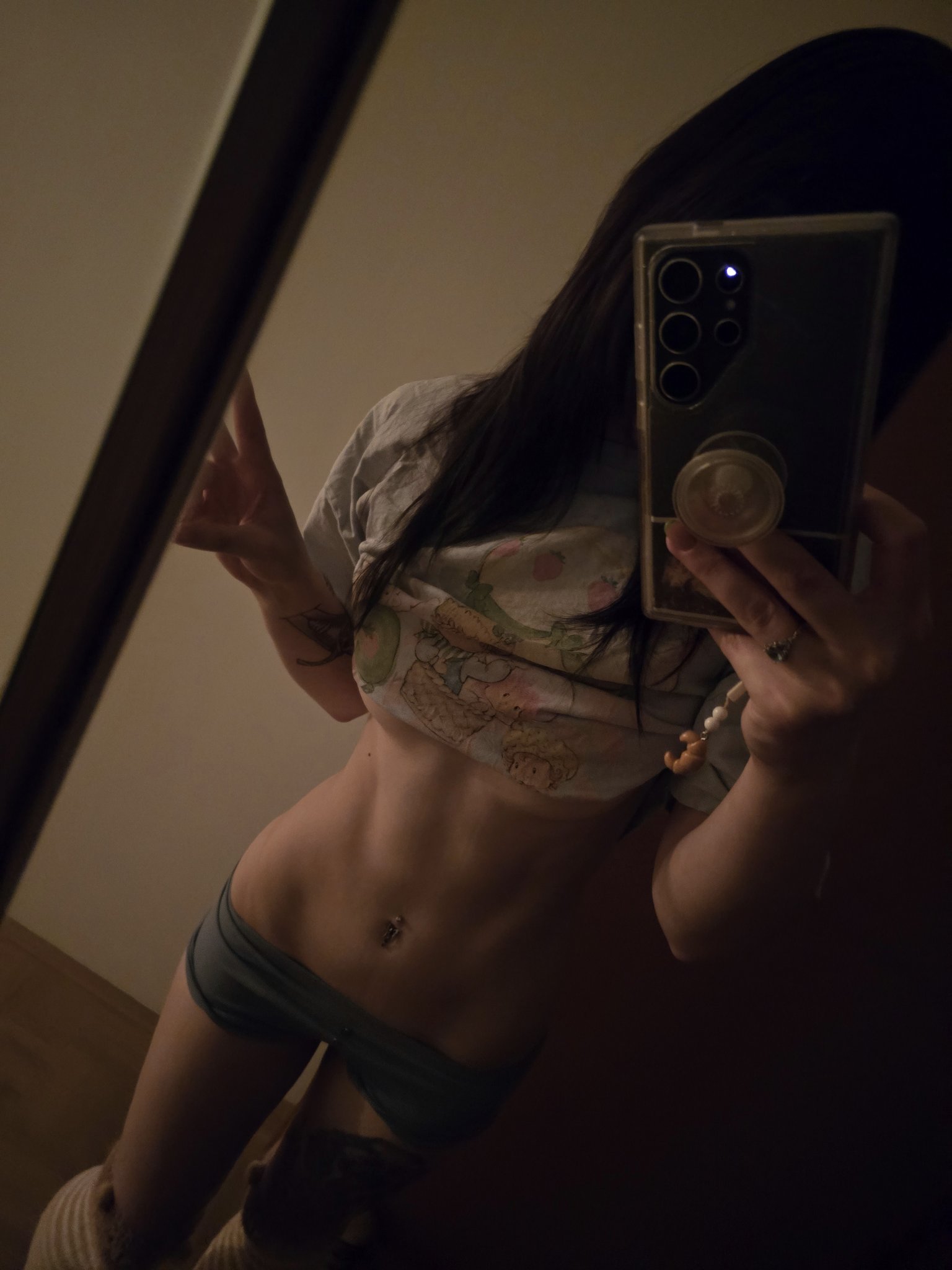 Hoe with a curvy body