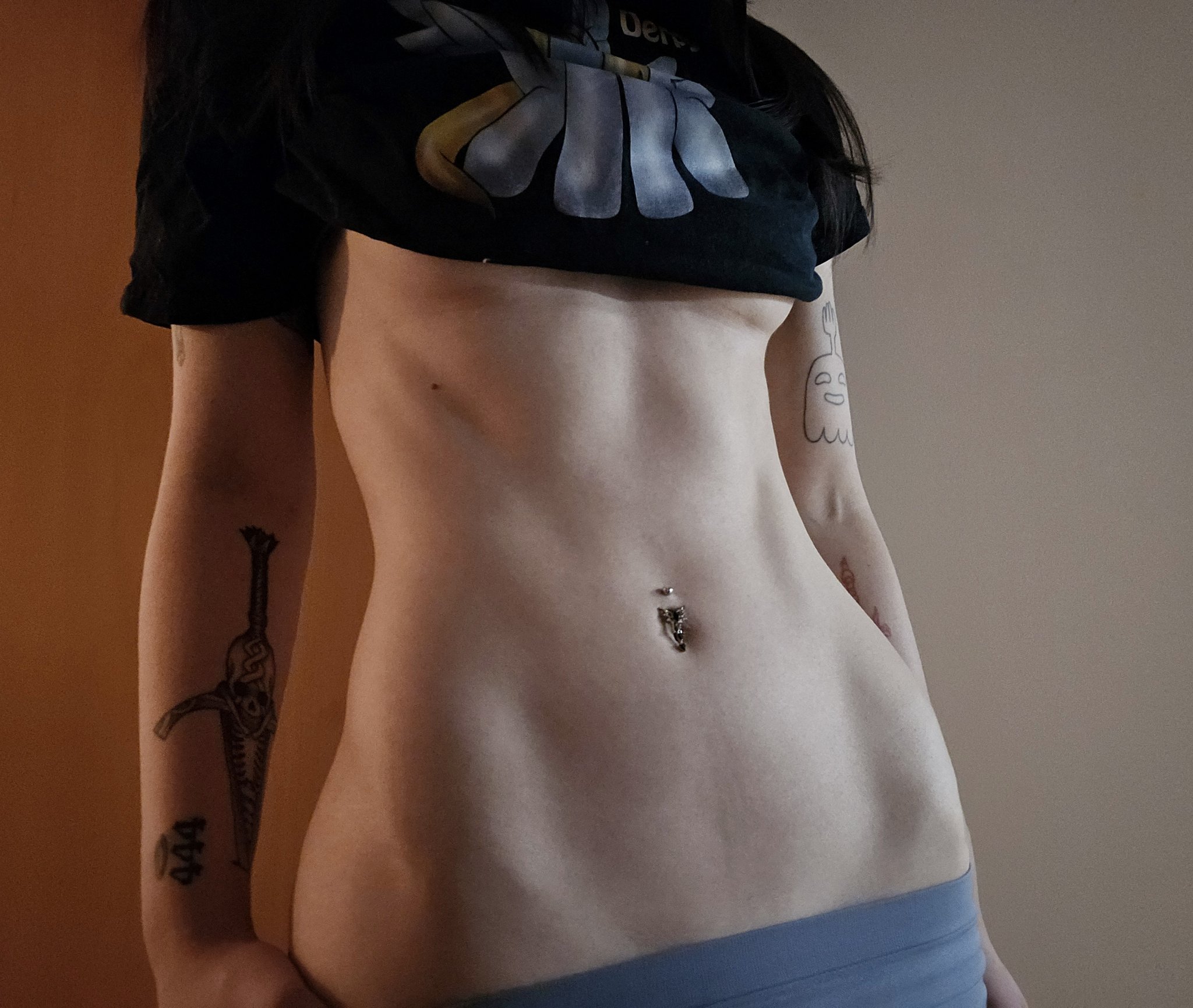 Hoe with a curvy body