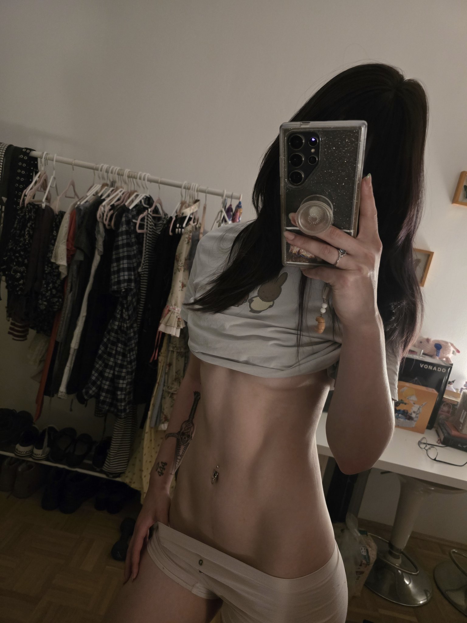 Hoe with a curvy body