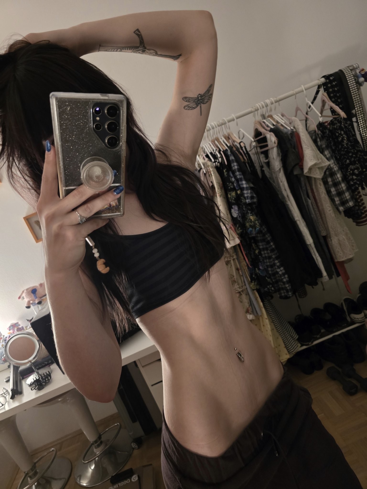 Hoe with a curvy body