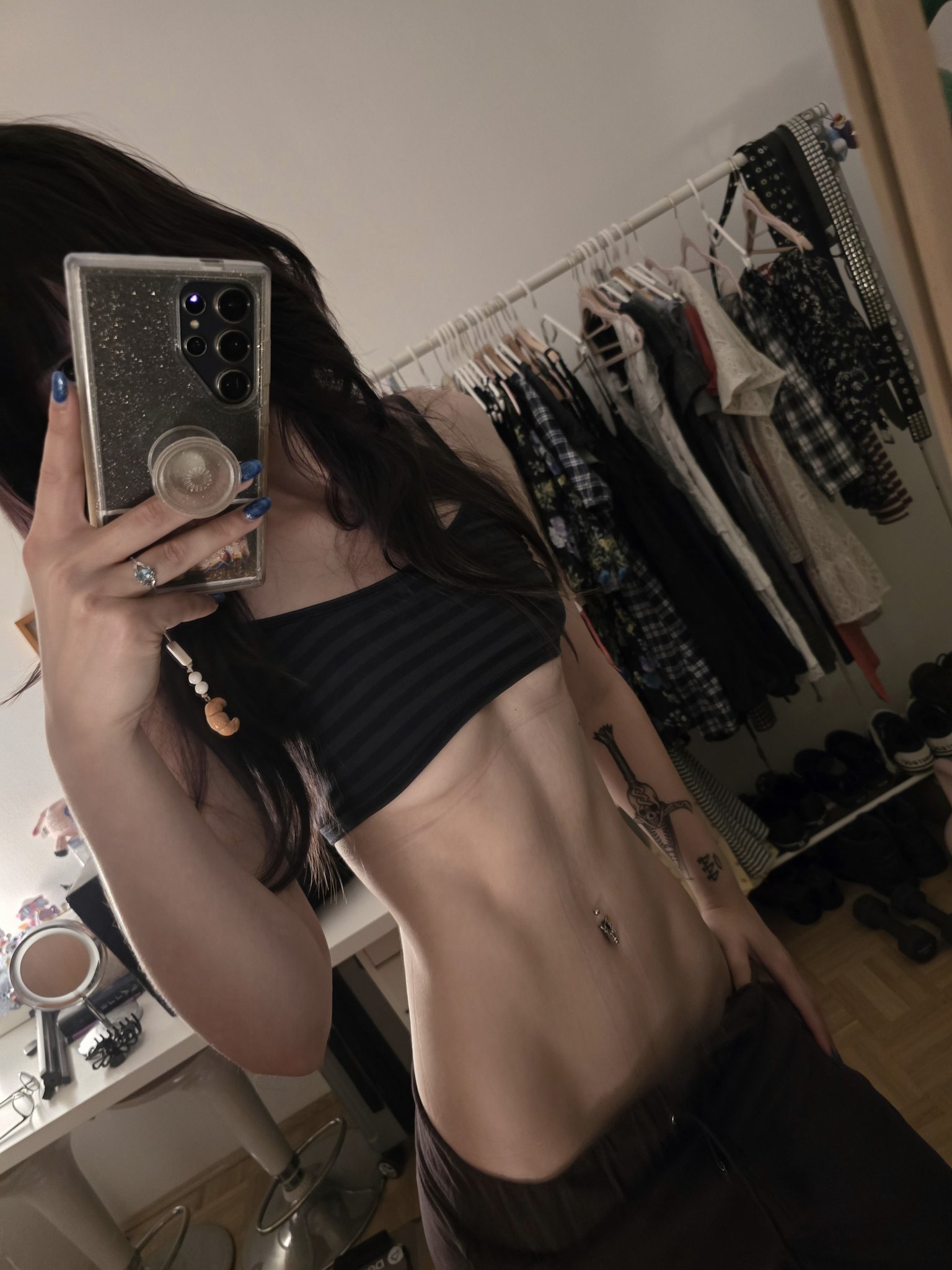 Hoe with a curvy body