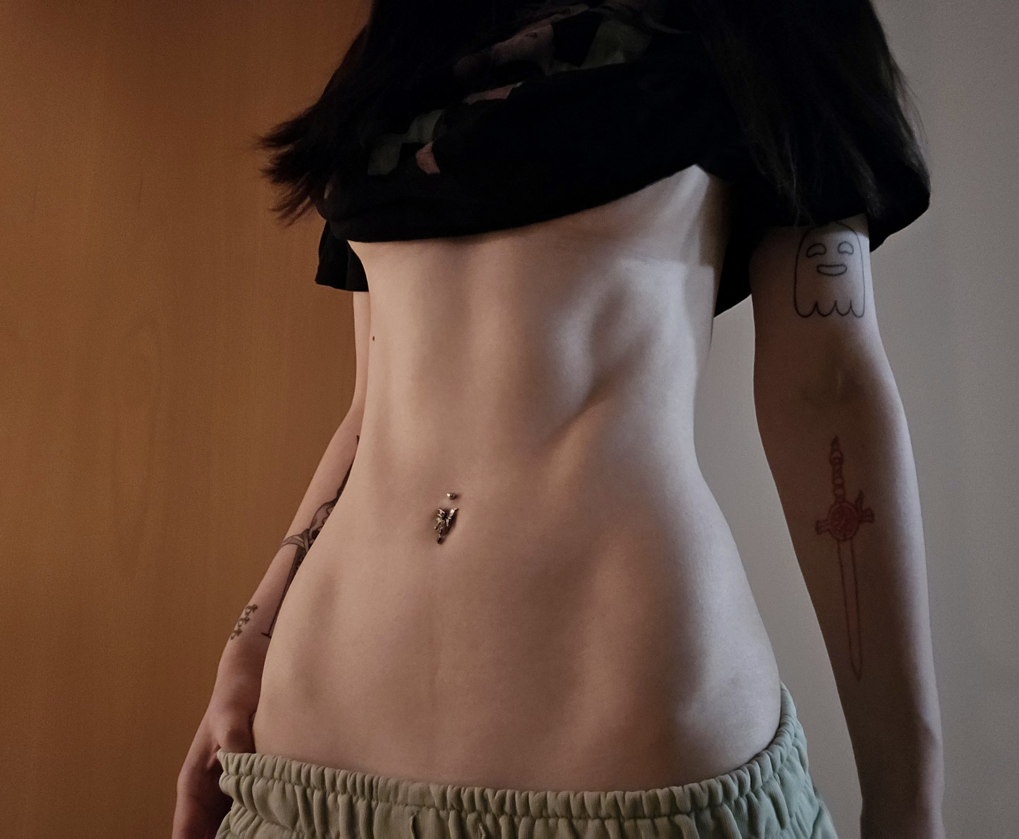 Hoe with a curvy body