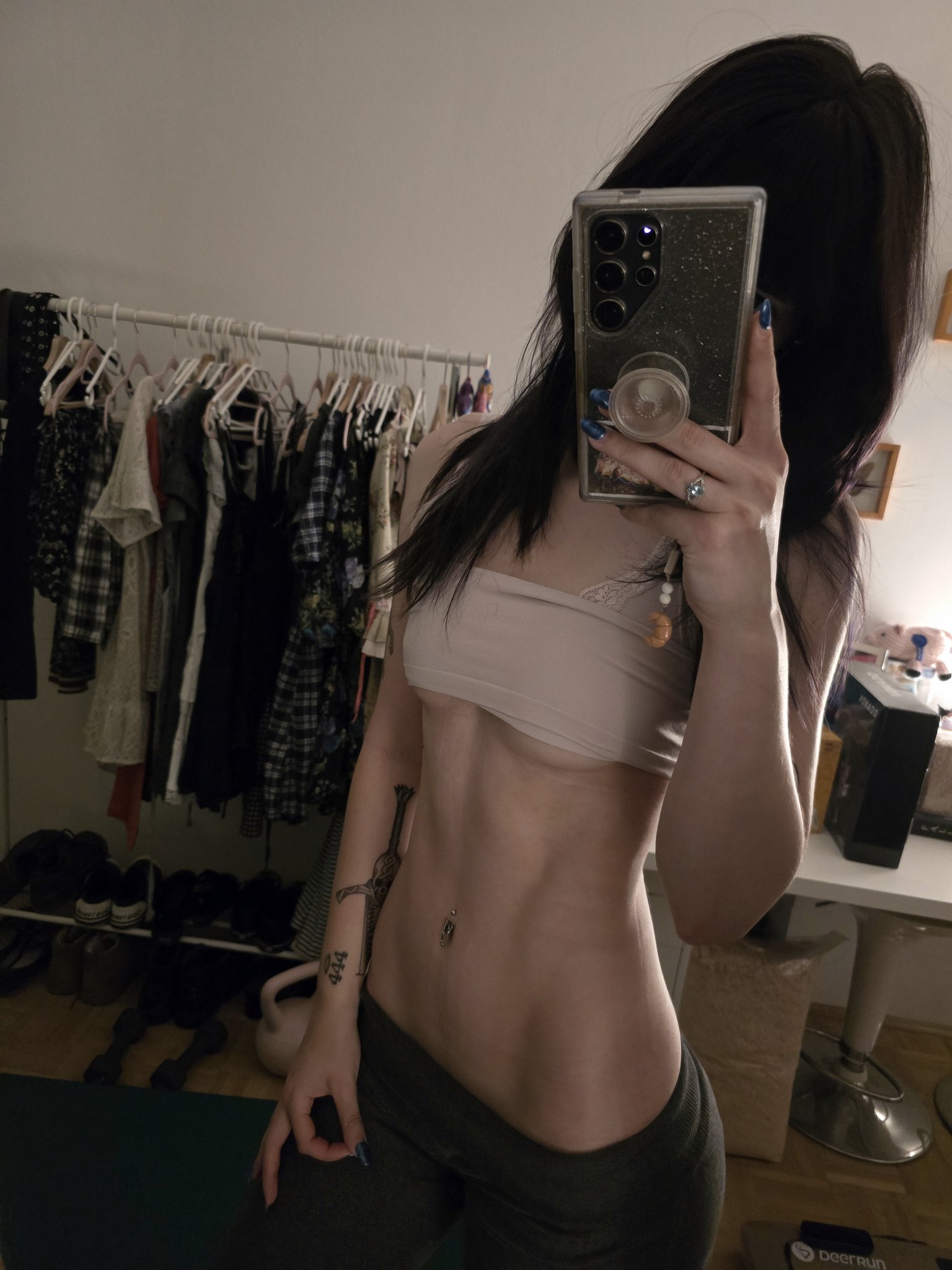 Hoe with a curvy body